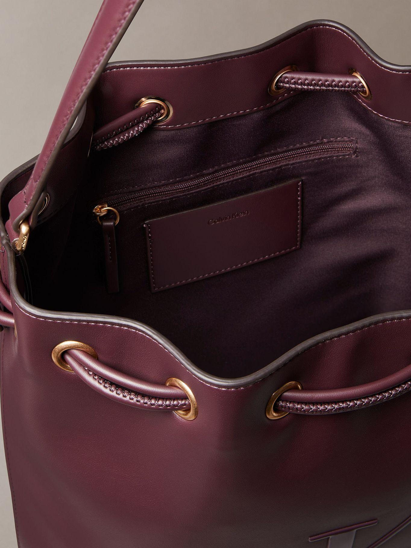 Cartera Bucket L Monograma Grabado Marrón Calvin Klein-3