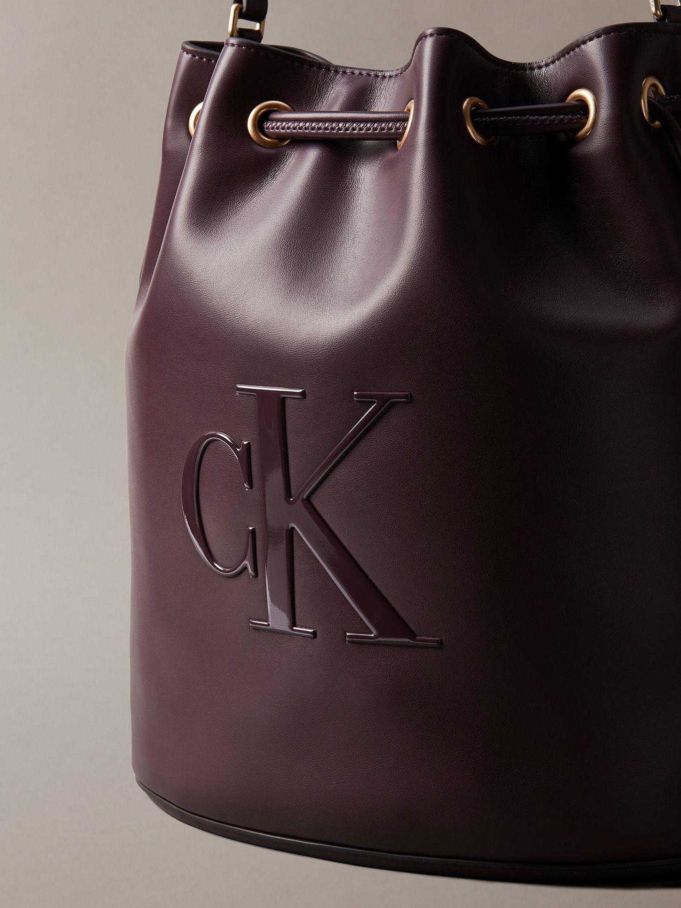 Cartera Bucket L Monograma Grabado Marrón Calvin Klein-4