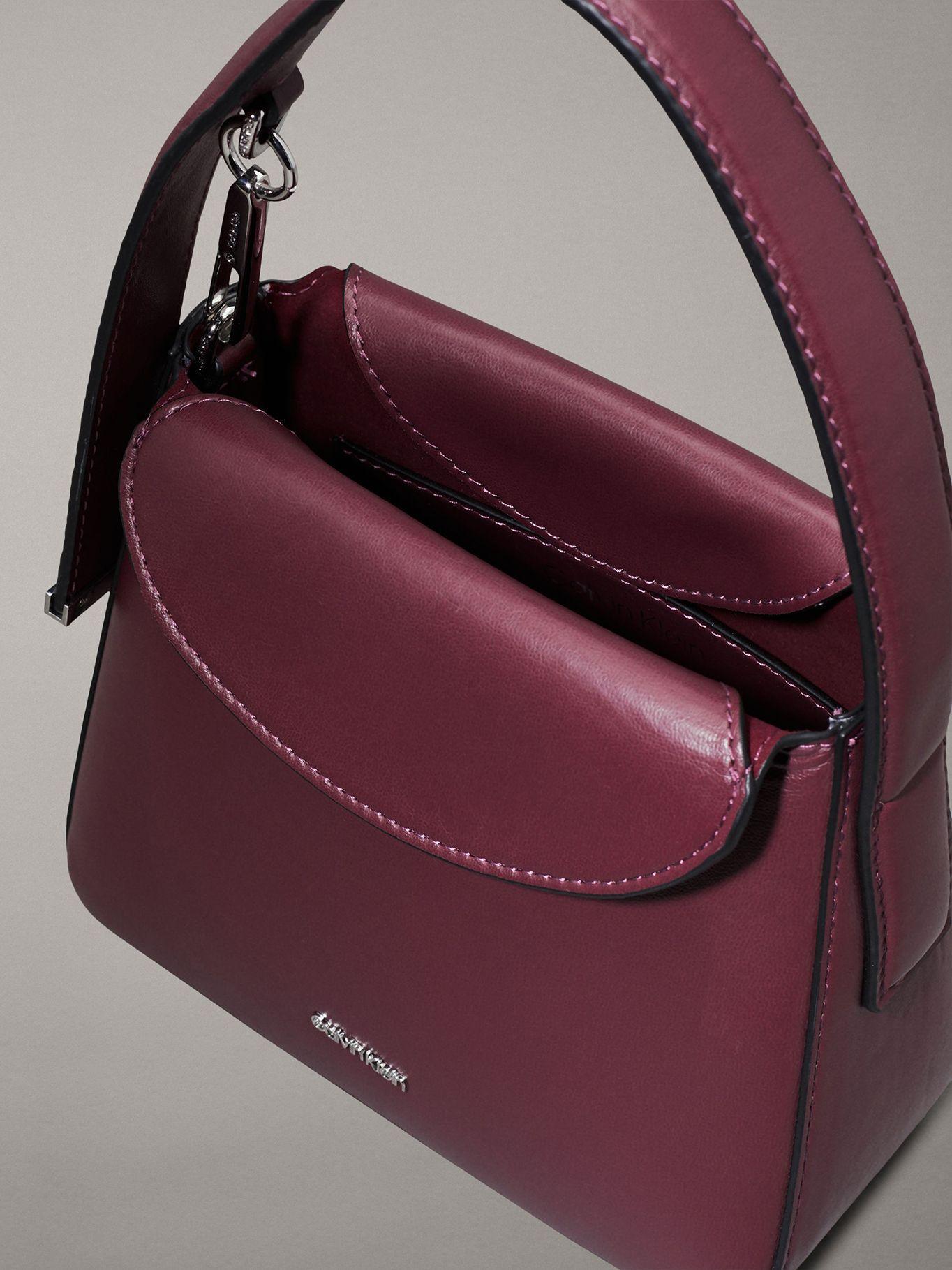 Cartera de Mano Soft Sculpt Burdeo Calvin Klein-2