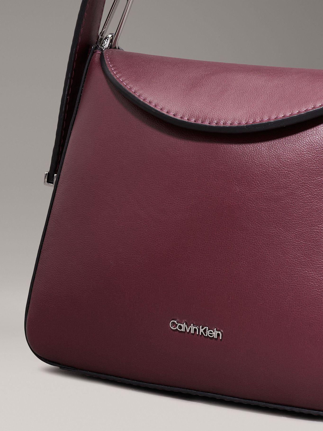 Cartera de Mano Soft Sculpt Burdeo Calvin Klein-3