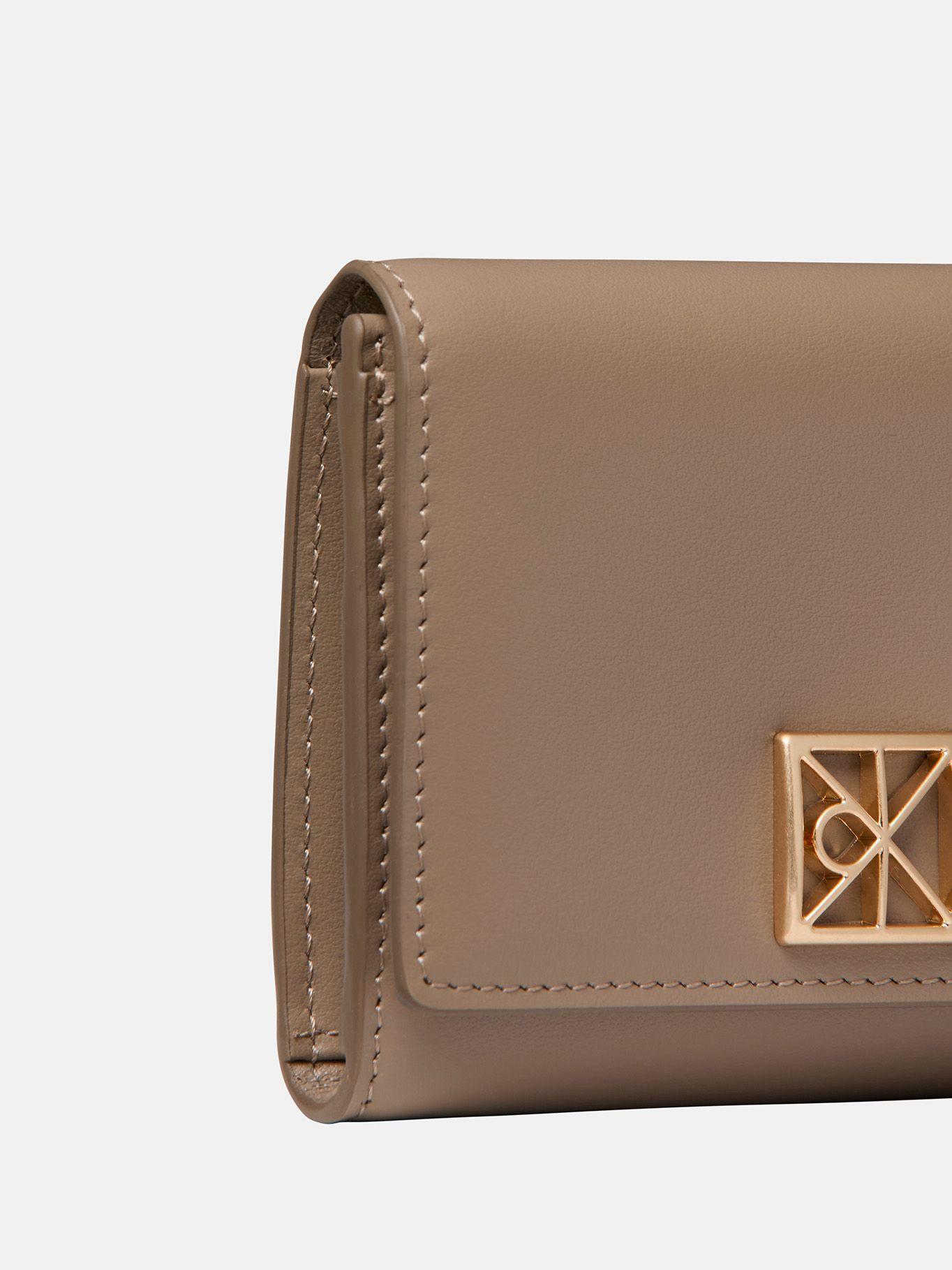 Billetera de Plegado Triple de Cuero Beige Calvin Klein-2