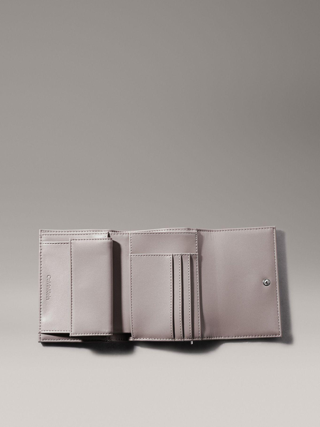 Billetera CK Must Trifold Mono Gris Calvin Klein-2