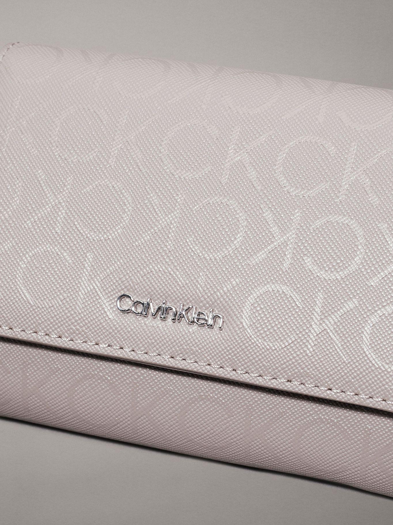 Billetera CK Must Trifold Mono Gris Calvin Klein-3