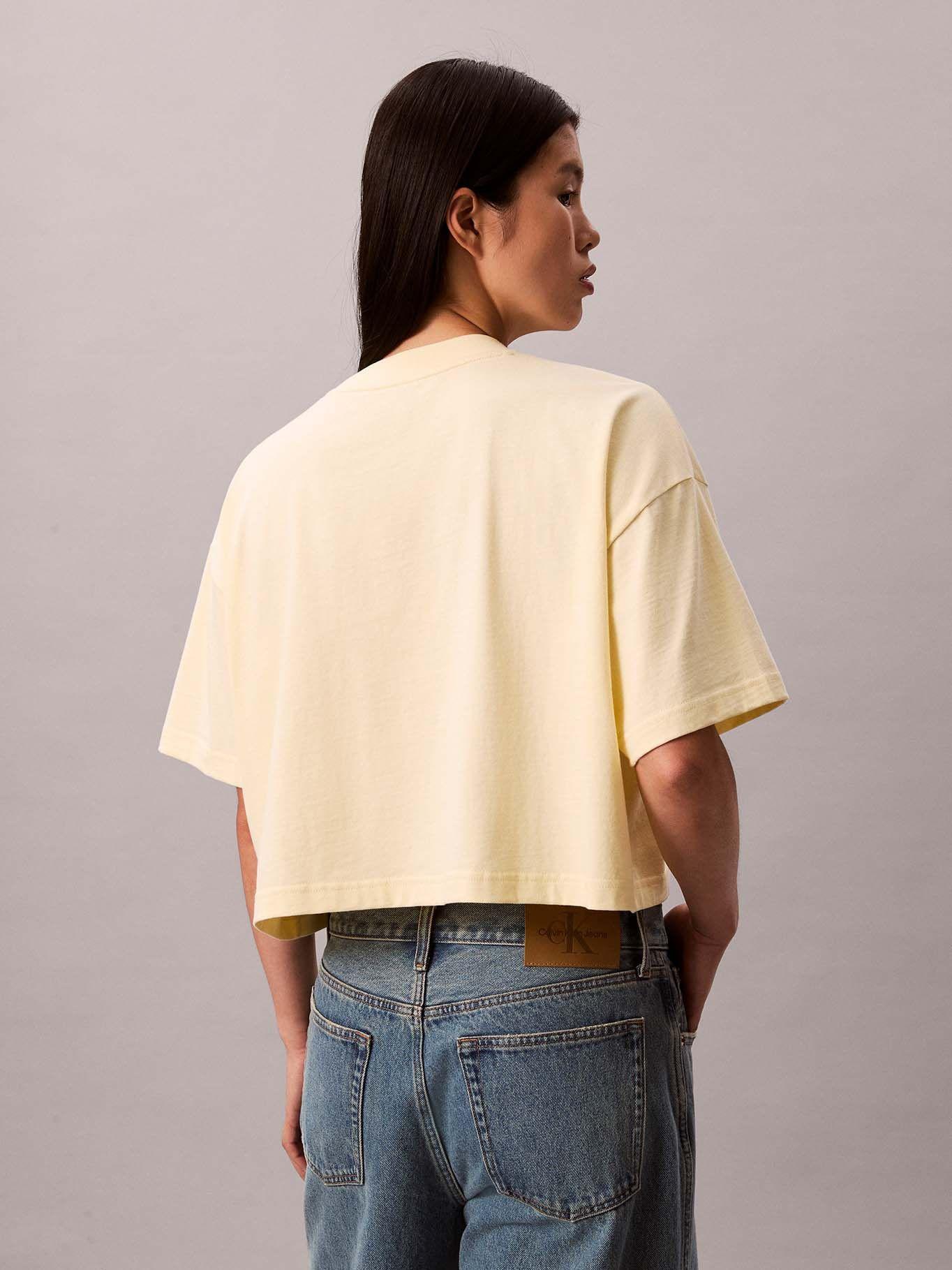 Polera Cropped Boxy con Logo Amarillo Calvin Klein-2