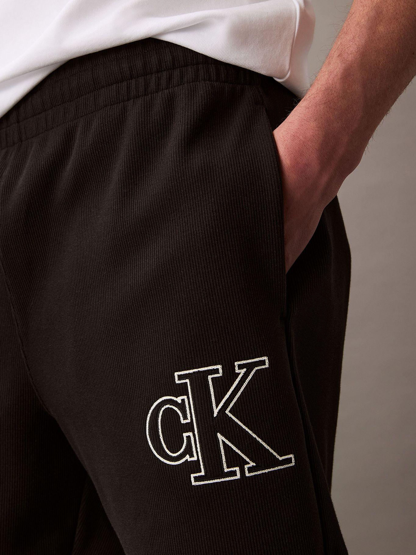 Short Canalé con Monograma Bordado Negro Calvin Klein-3