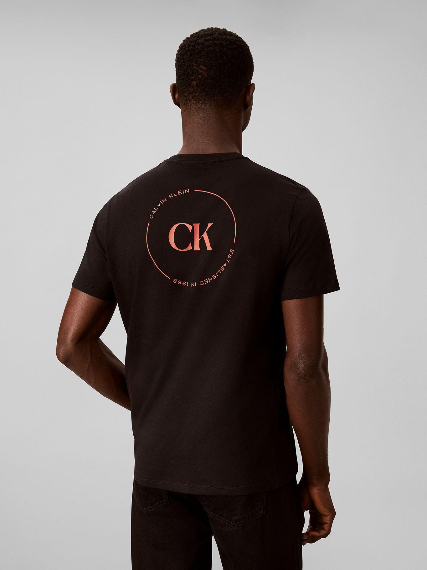 Polera con Logo Gráfico Negro Calvin Klein-2