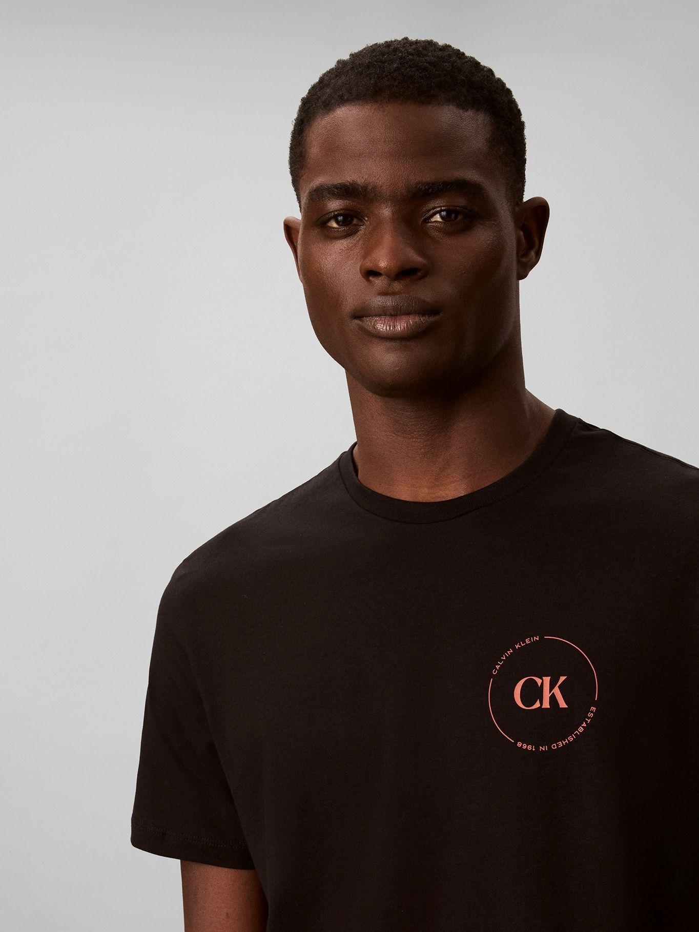 Polera con Logo Gráfico Negro Calvin Klein-4