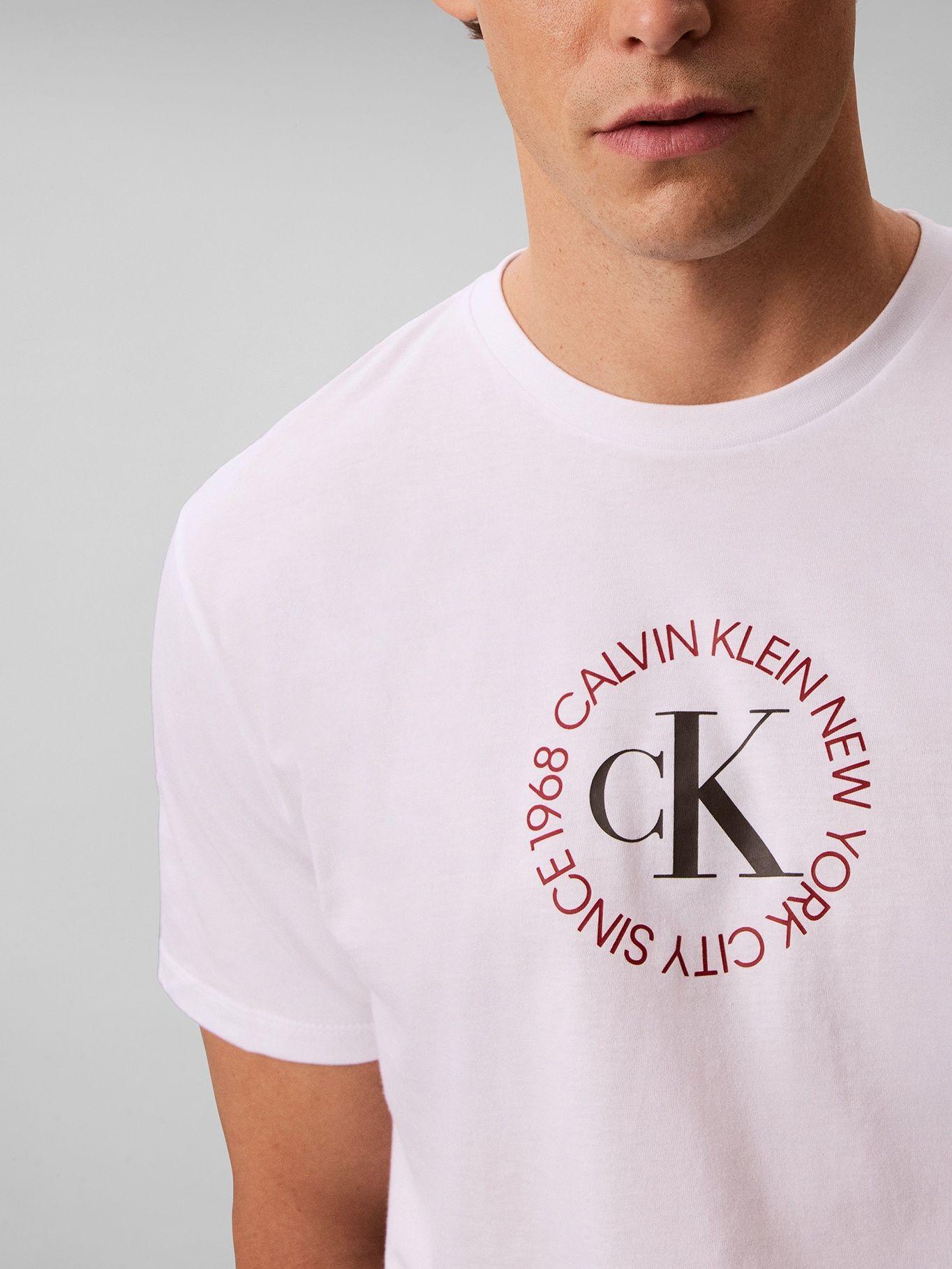 Polera con Gráfico Circular de Logo Blanco Calvin Klein-4