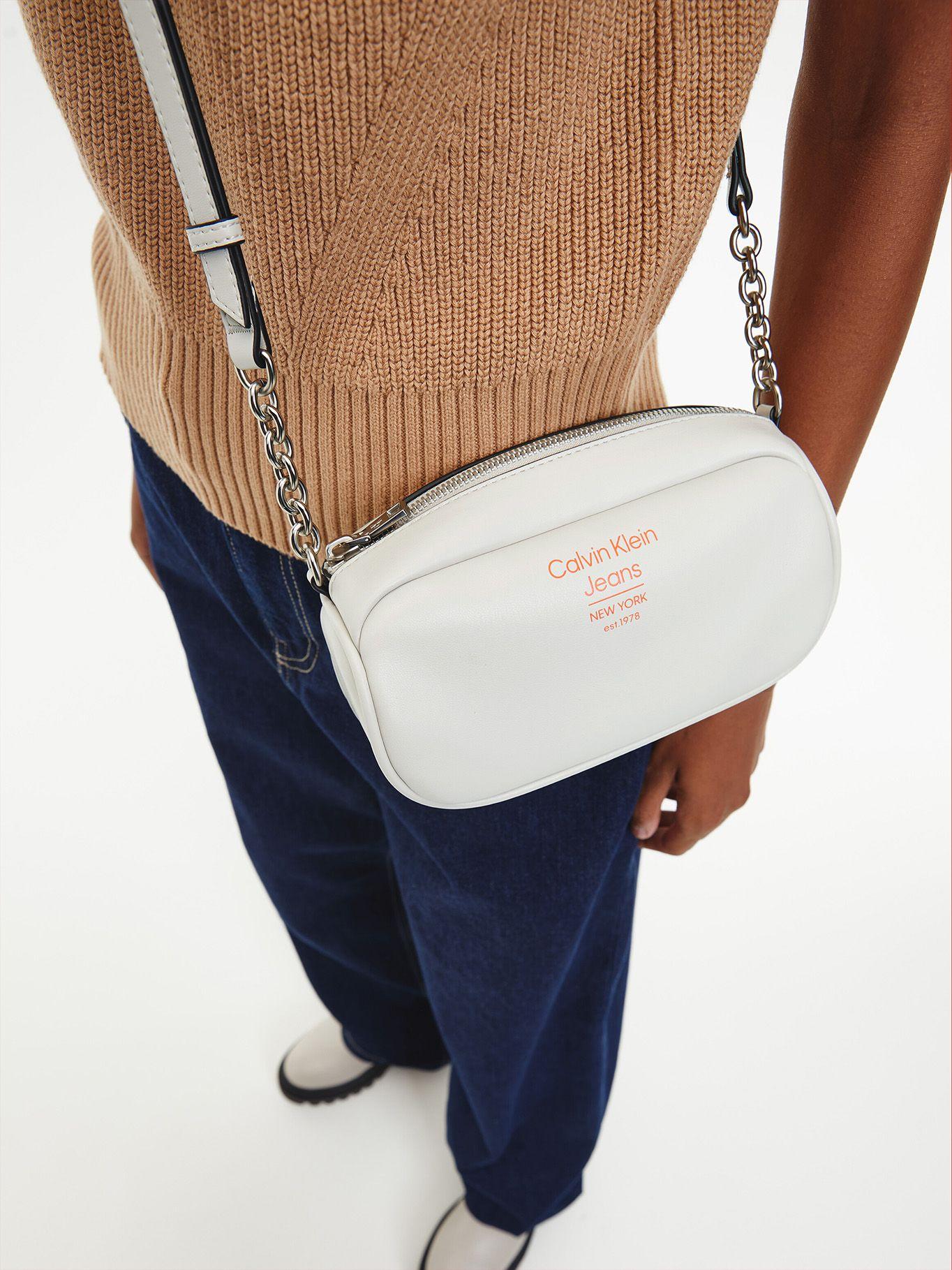 Cartera Sculpted Ew Spe Beige Calvin Klein-3