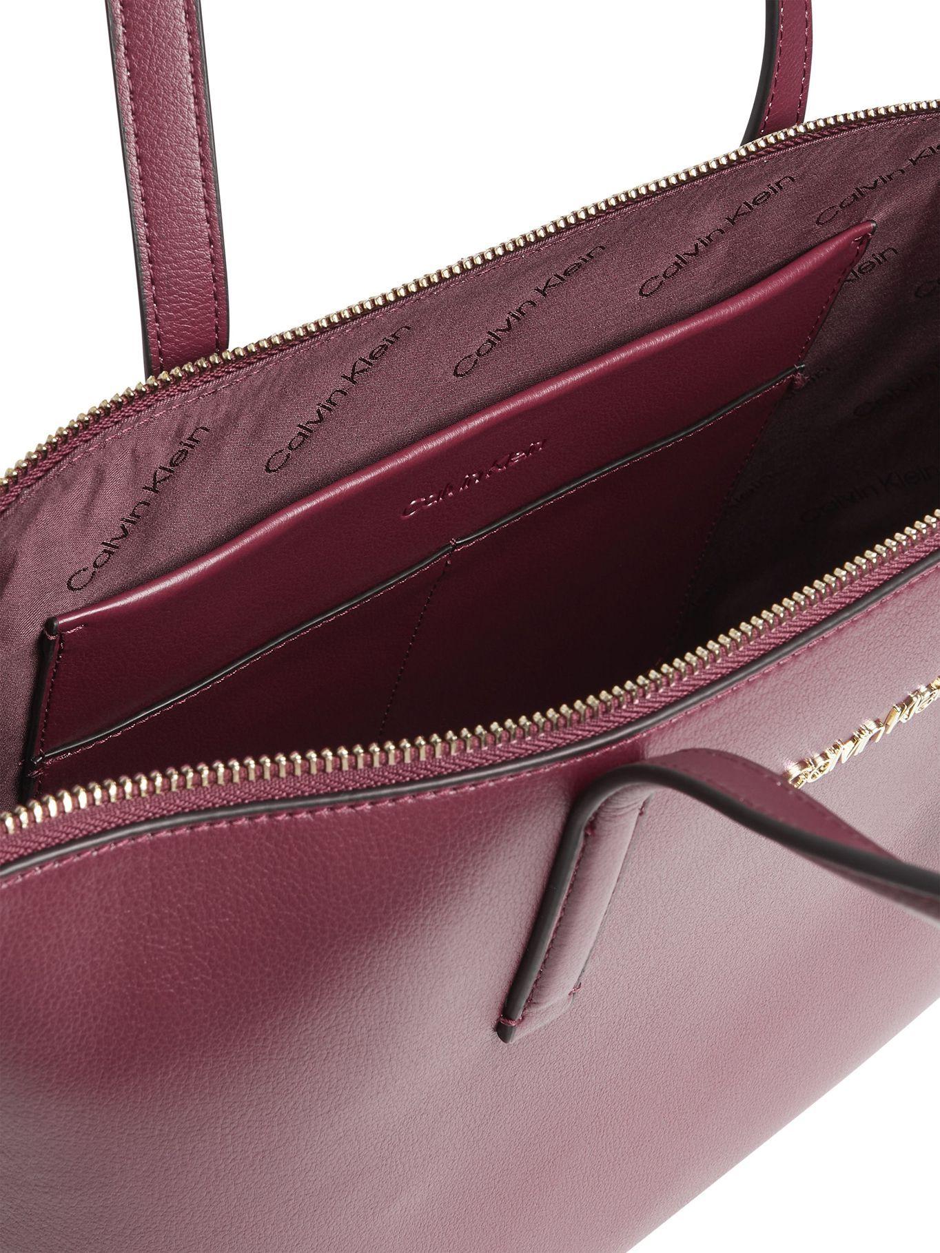 Cartera Tote Ck Must Burdeo Calvin Klein-2