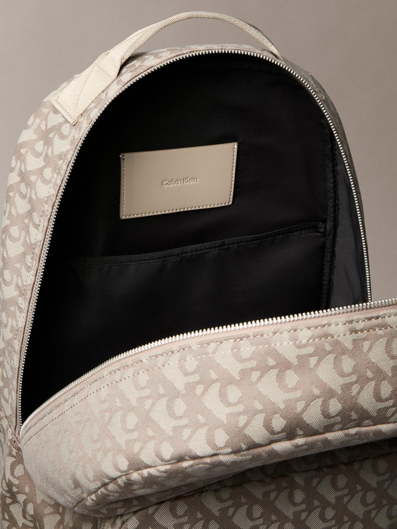 Mochila Redonda Jacquard Beige Calvin Klein-2