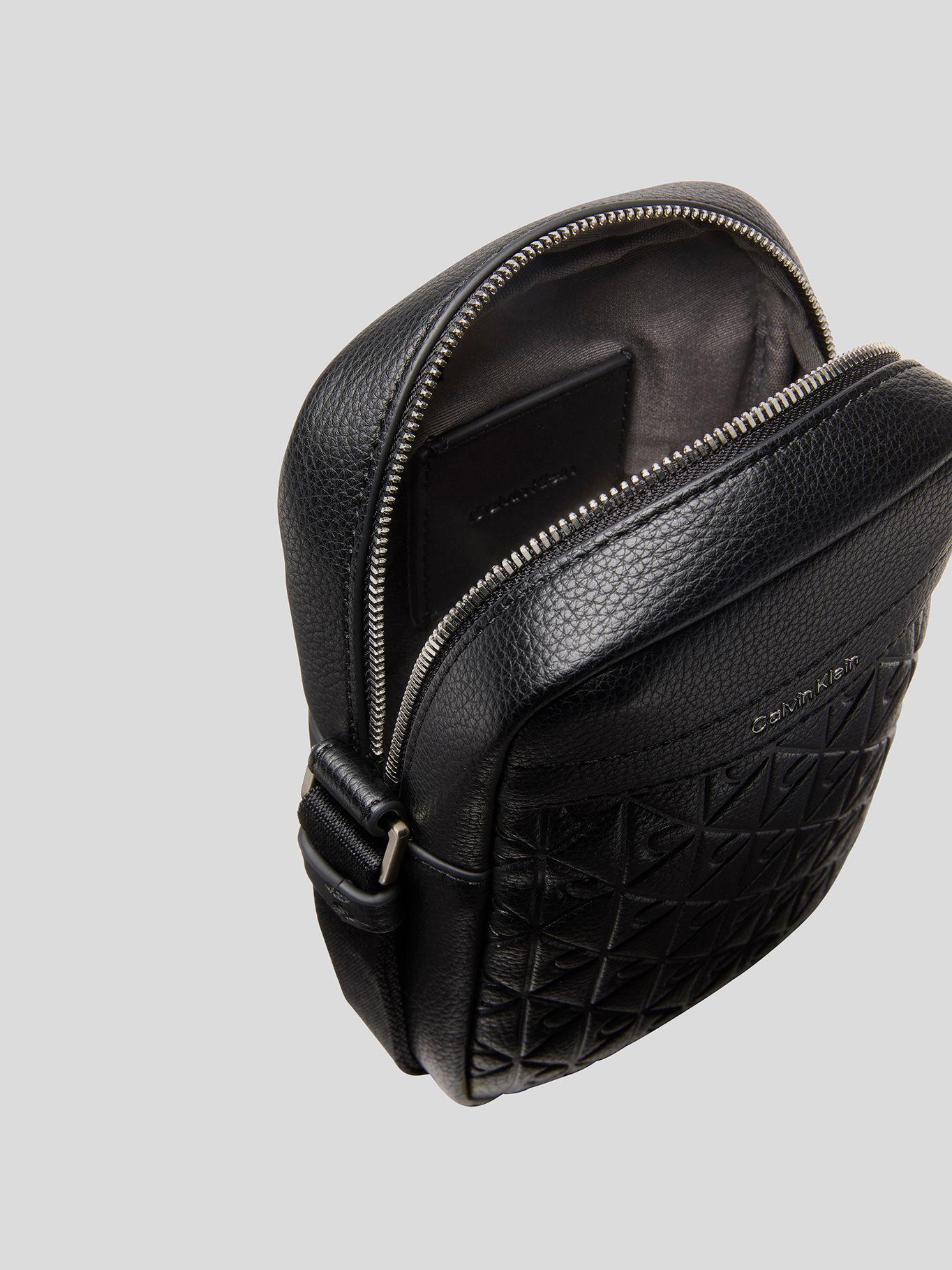 Bolso Reporter Slim con Monograma Negro Calvin Klein-2