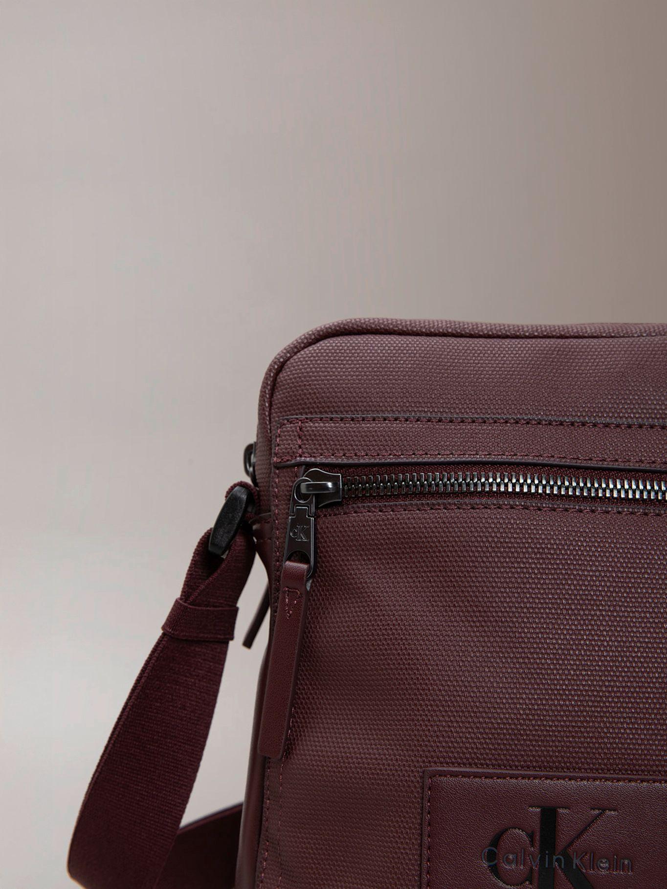 Bolso Reporter con Insignia Cafe Calvin Klein-4