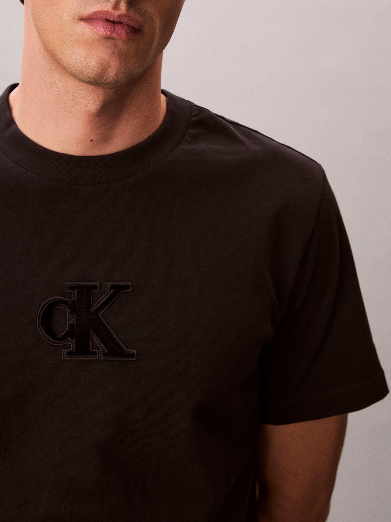 Polera con Monograma Estampado Negro Calvin Klein-4