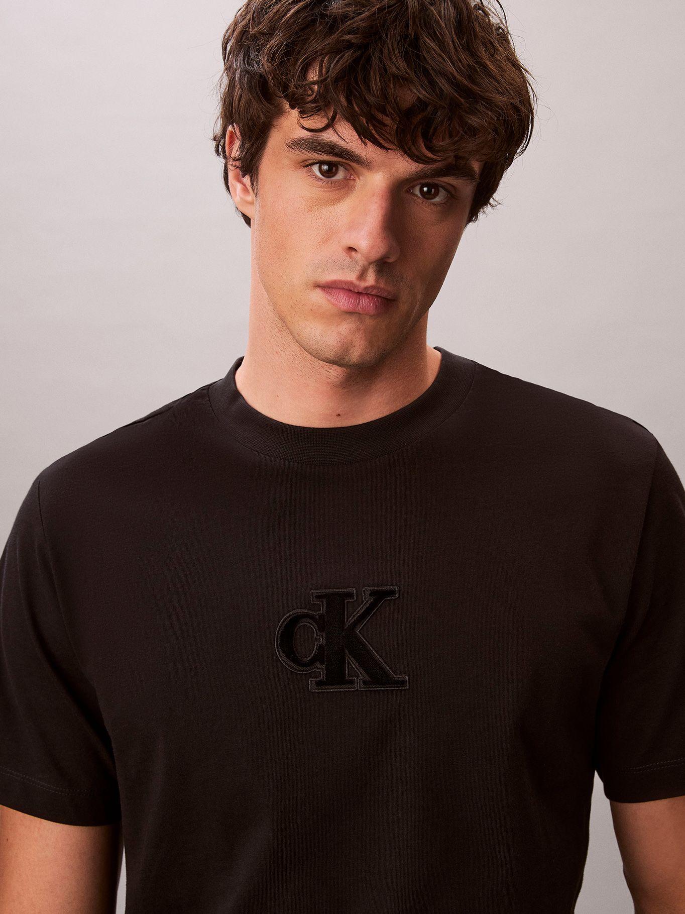 Polera con Monograma Estampado Negro Calvin Klein-5