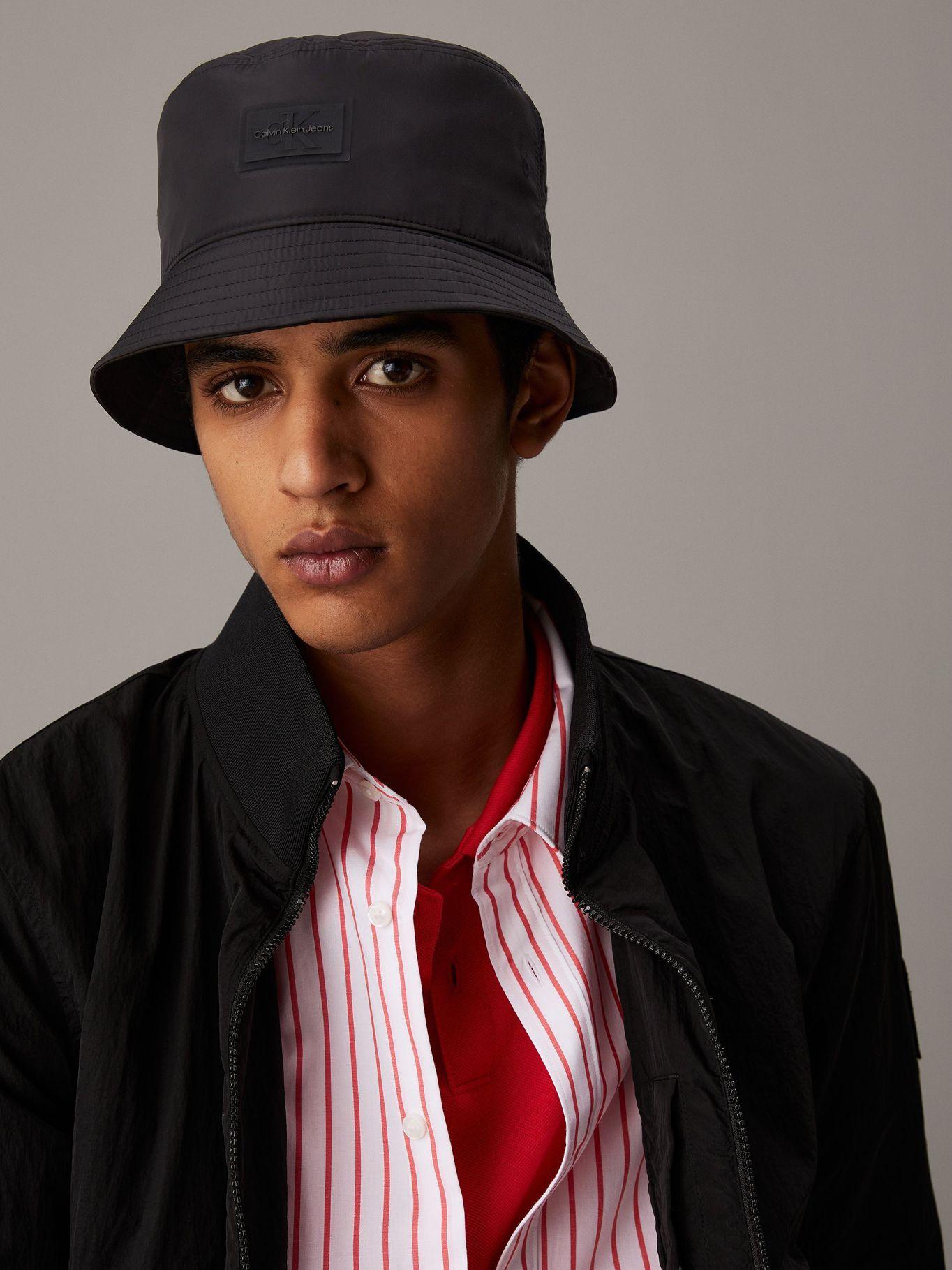 Gorro Bucket con Parche de Monologo Negro Calvin Klein-4