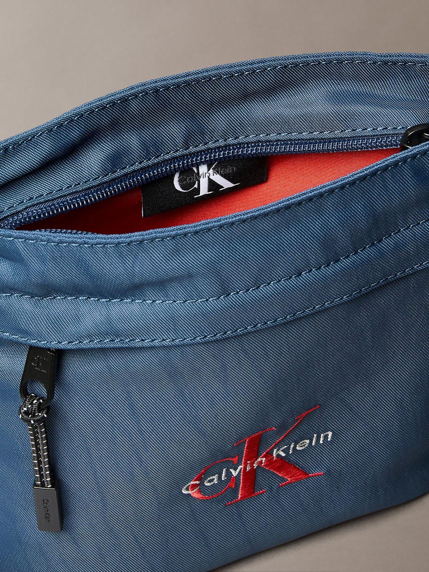 Bolso Plano de Nailon con Monograma Azul Calvin Klein-2