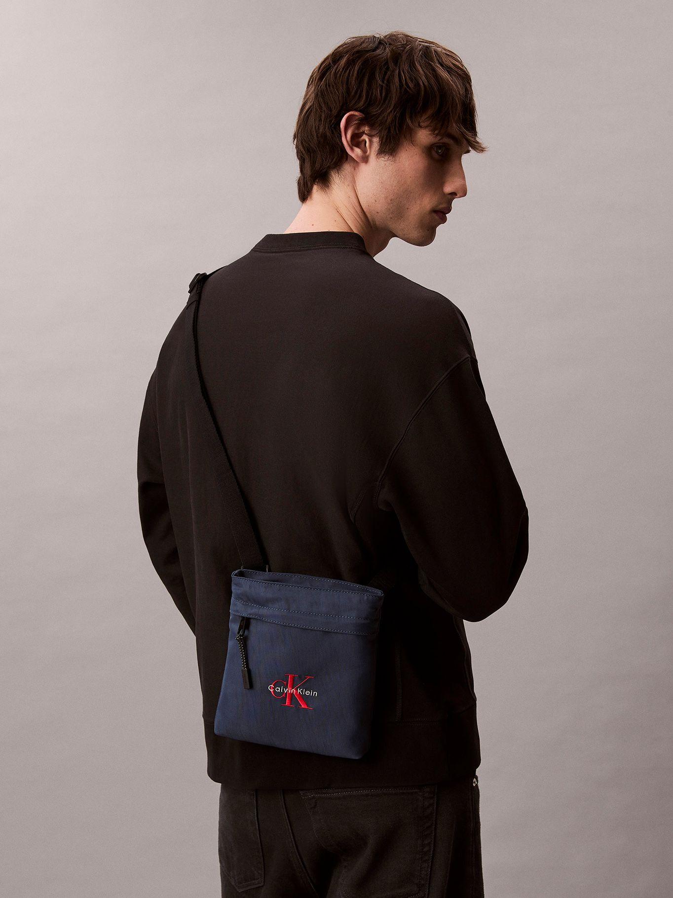 Bolso Plano de Nailon con Monograma Azul Calvin Klein-4