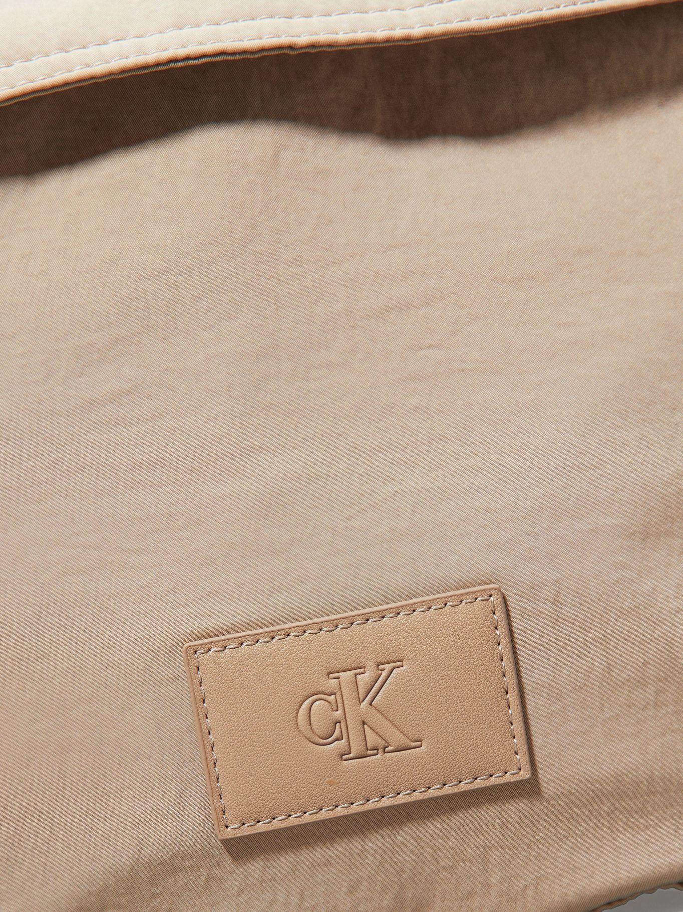 Banano Metro Nylon Oversized Beige Calvin Klein-2