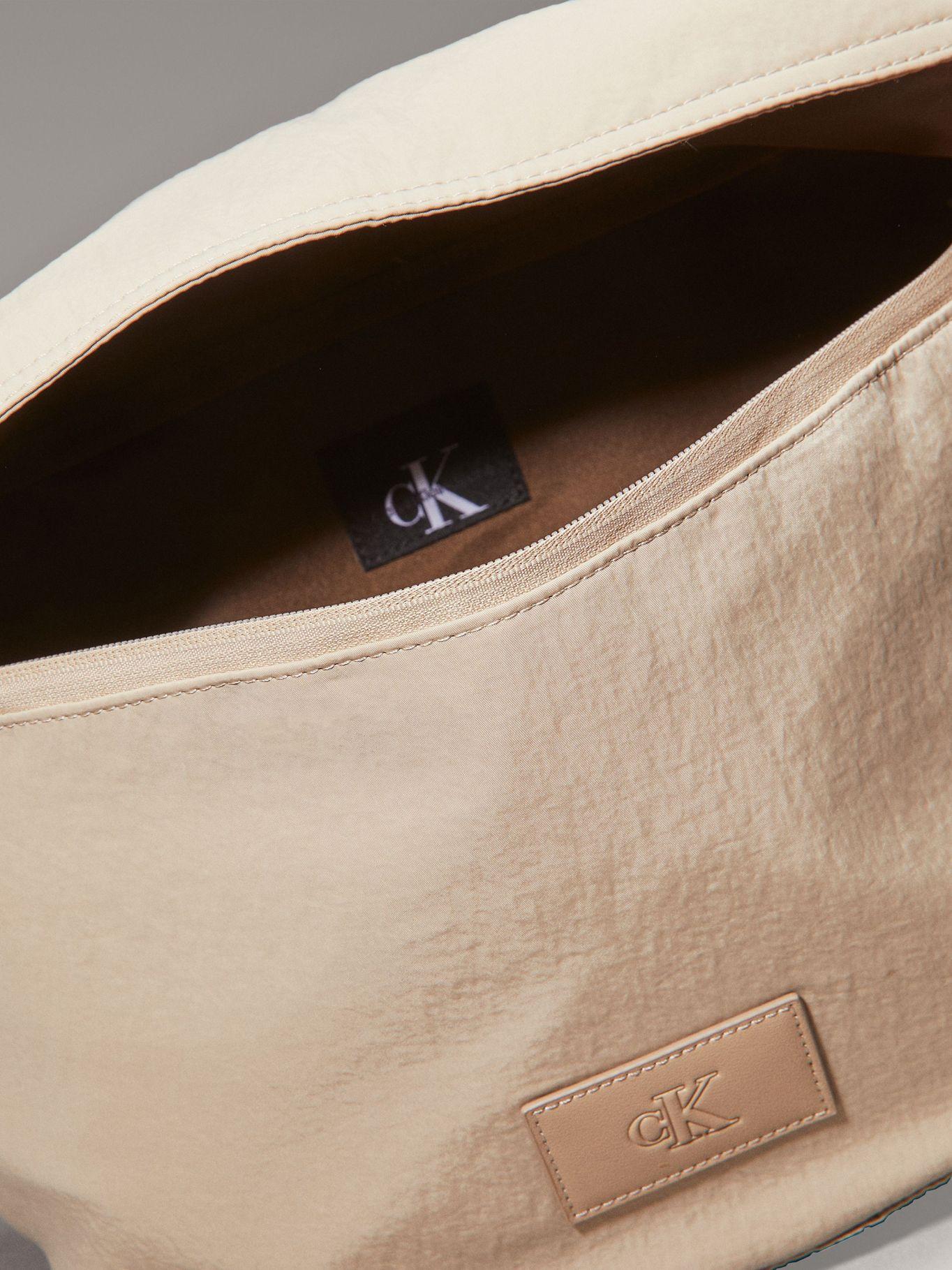 Banano Metro Nylon Oversized Beige Calvin Klein-3
