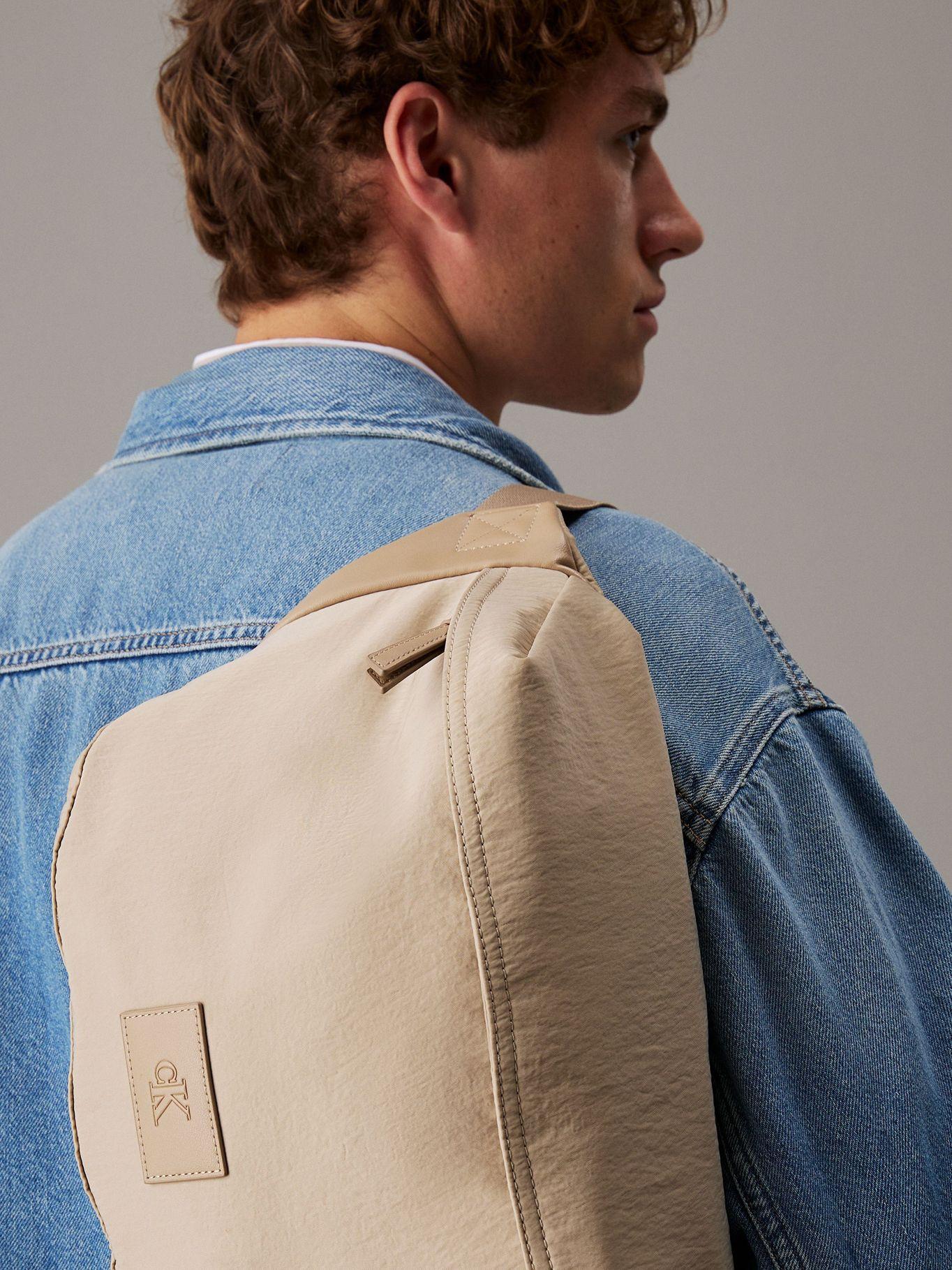 Banano Metro Nylon Oversized Beige Calvin Klein-5