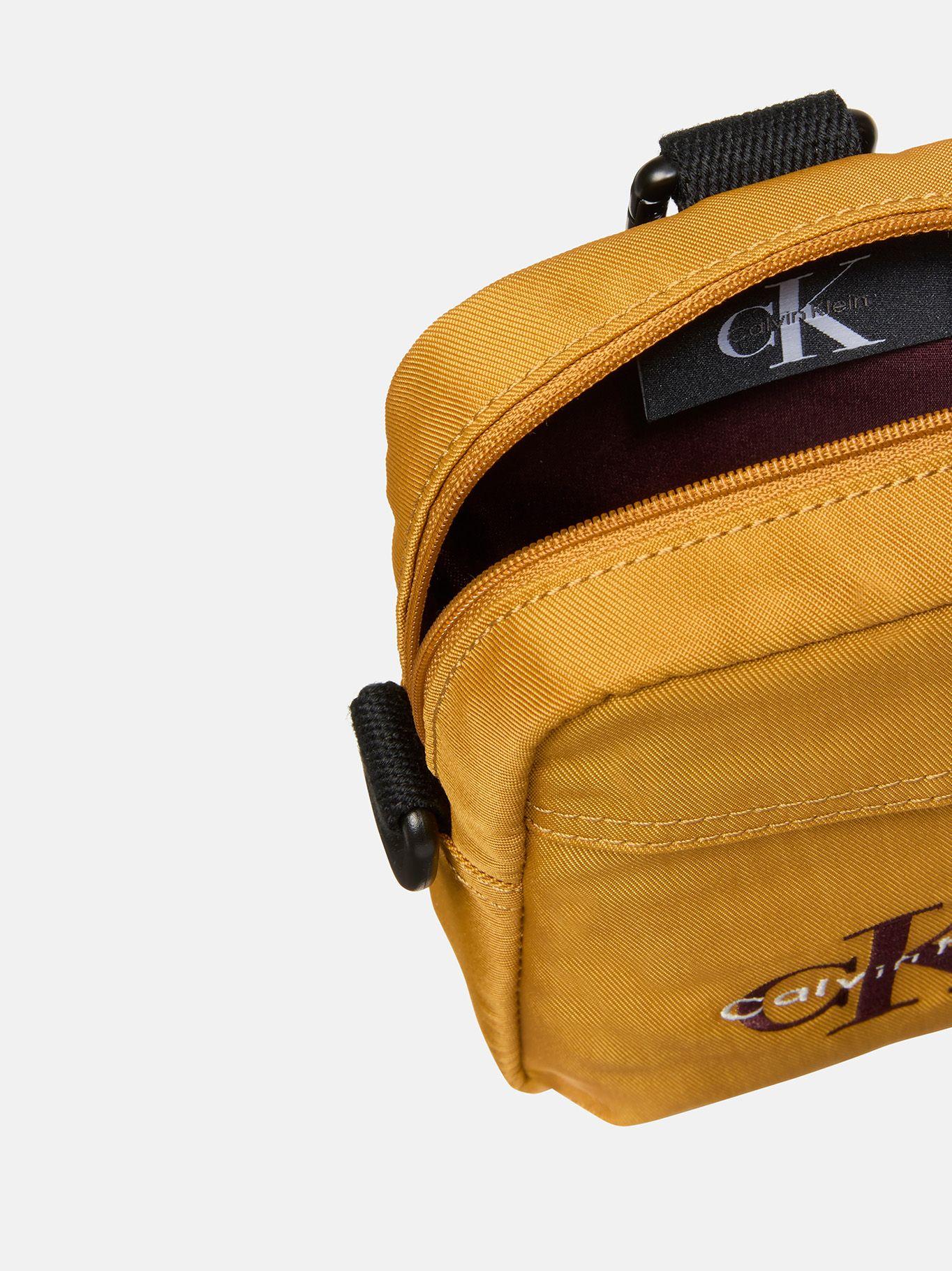 Bolso Reportero Slim de Nailon Mostaza Calvin Klein-2