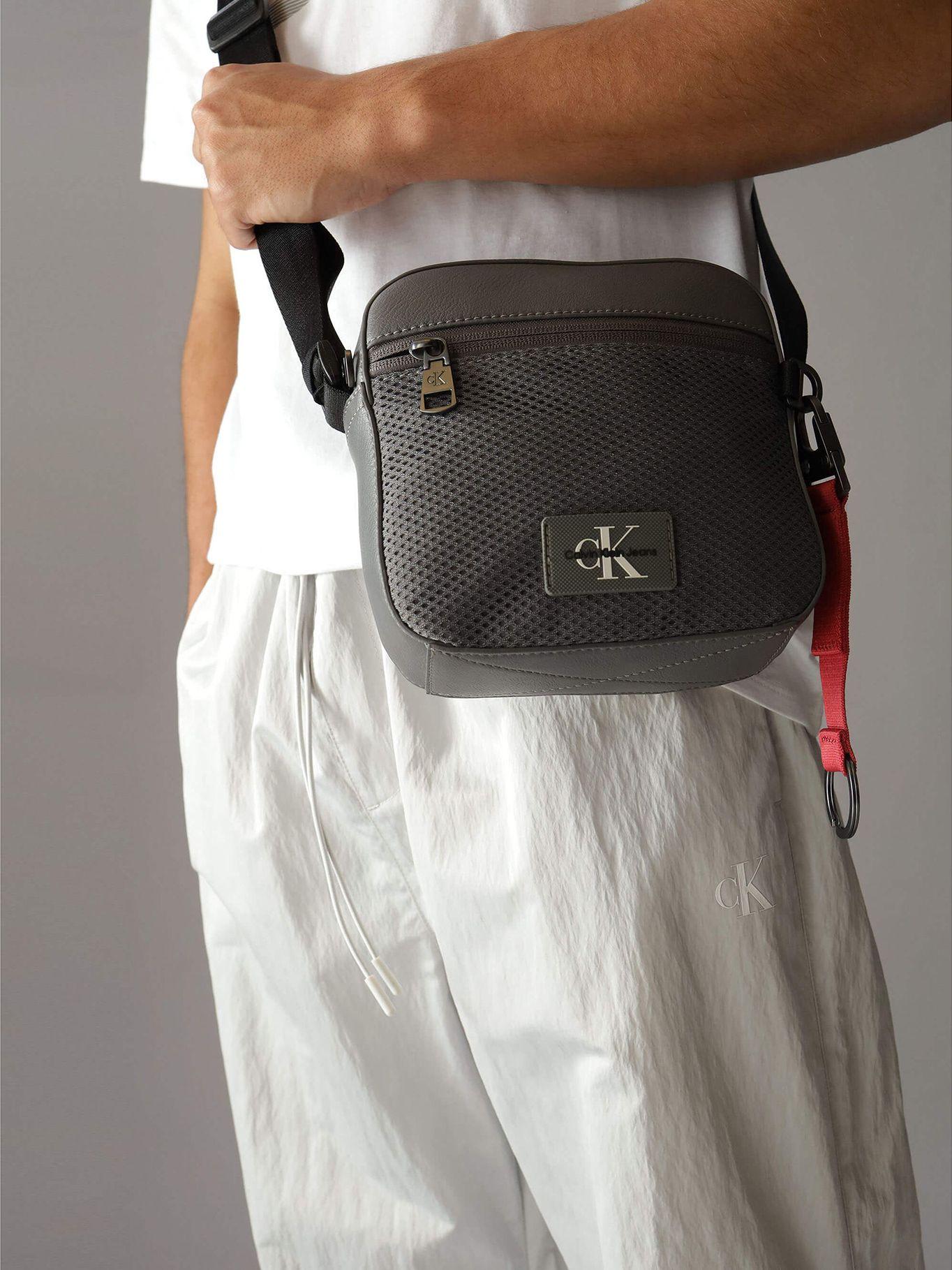 Bolso Camera Bag Tagged Square Gris Calvin Klein-3