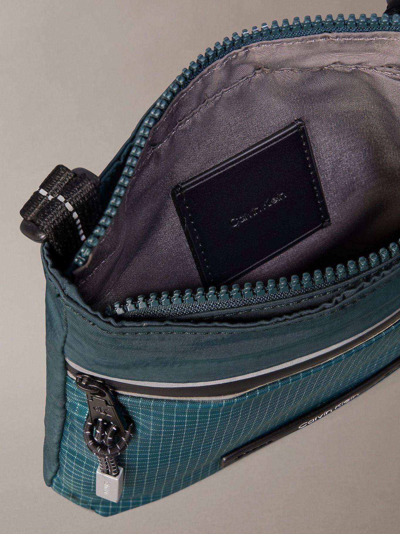 Bolso Reporter Utility Zip Verde Calvin Klein-2