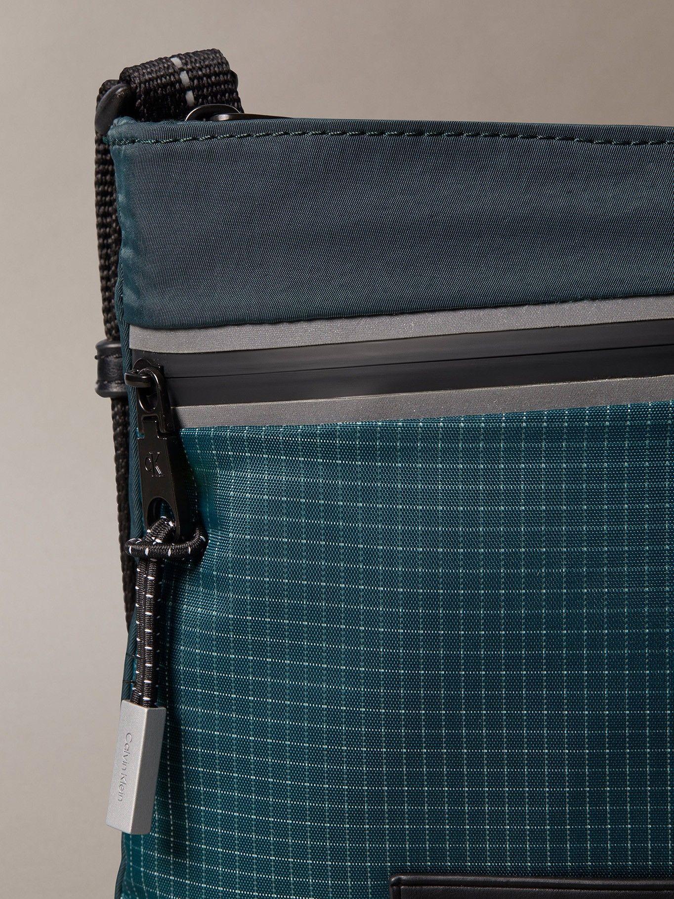 Bolso Reporter Utility Zip Verde Calvin Klein-3
