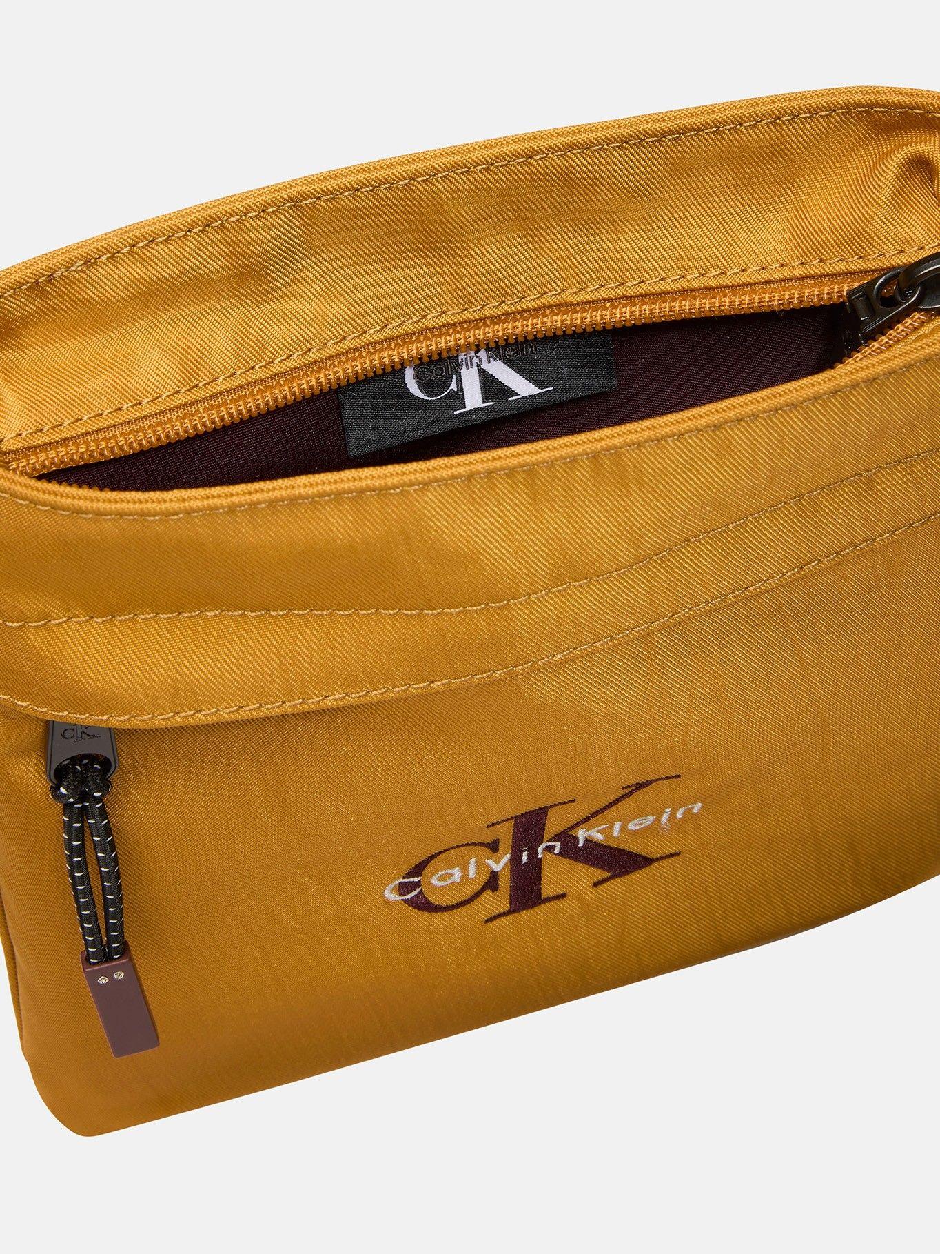 Bolso Reporter con Monograma Mostaza Calvin Klein-2