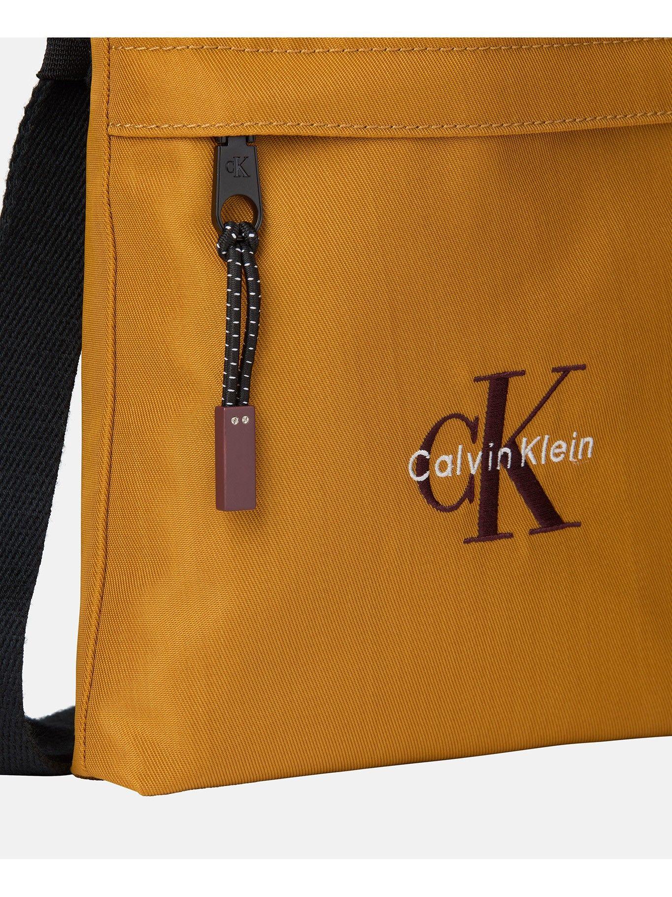Bolso Reporter con Monograma Mostaza Calvin Klein-3