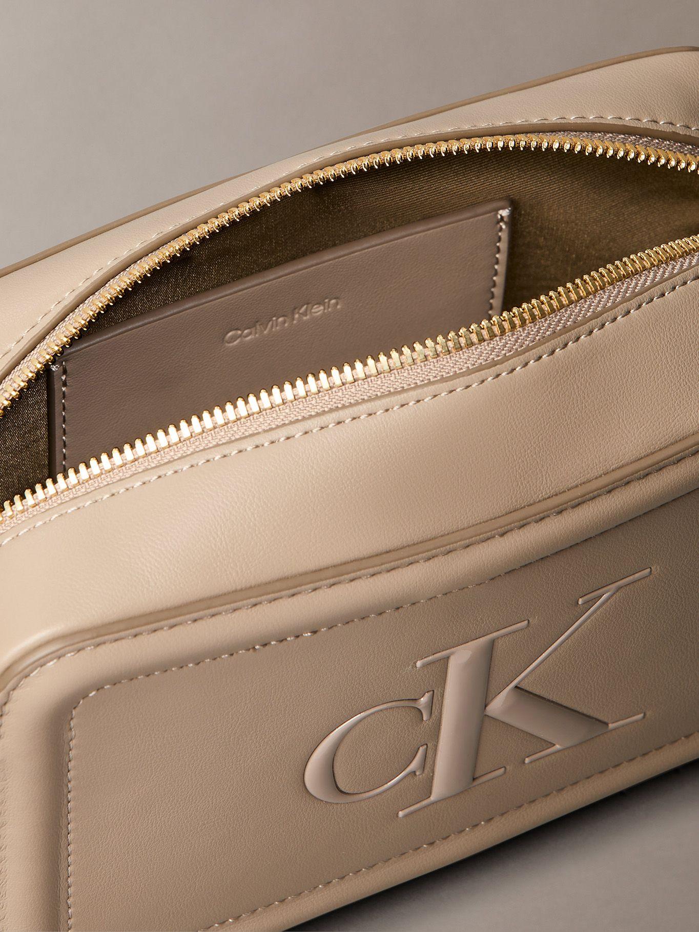 Cartera Cruzada Monograma Grabado Beige Calvin Klein-2