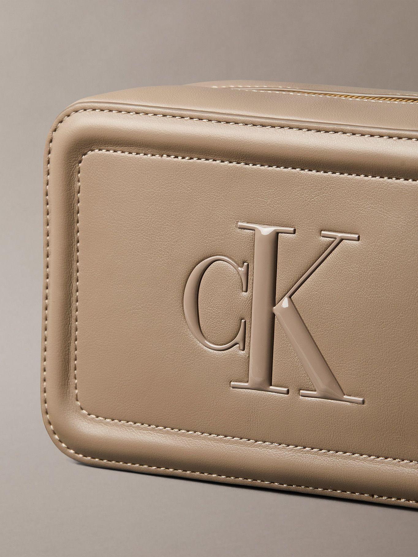 Cartera Cruzada Monograma Grabado Beige Calvin Klein-3