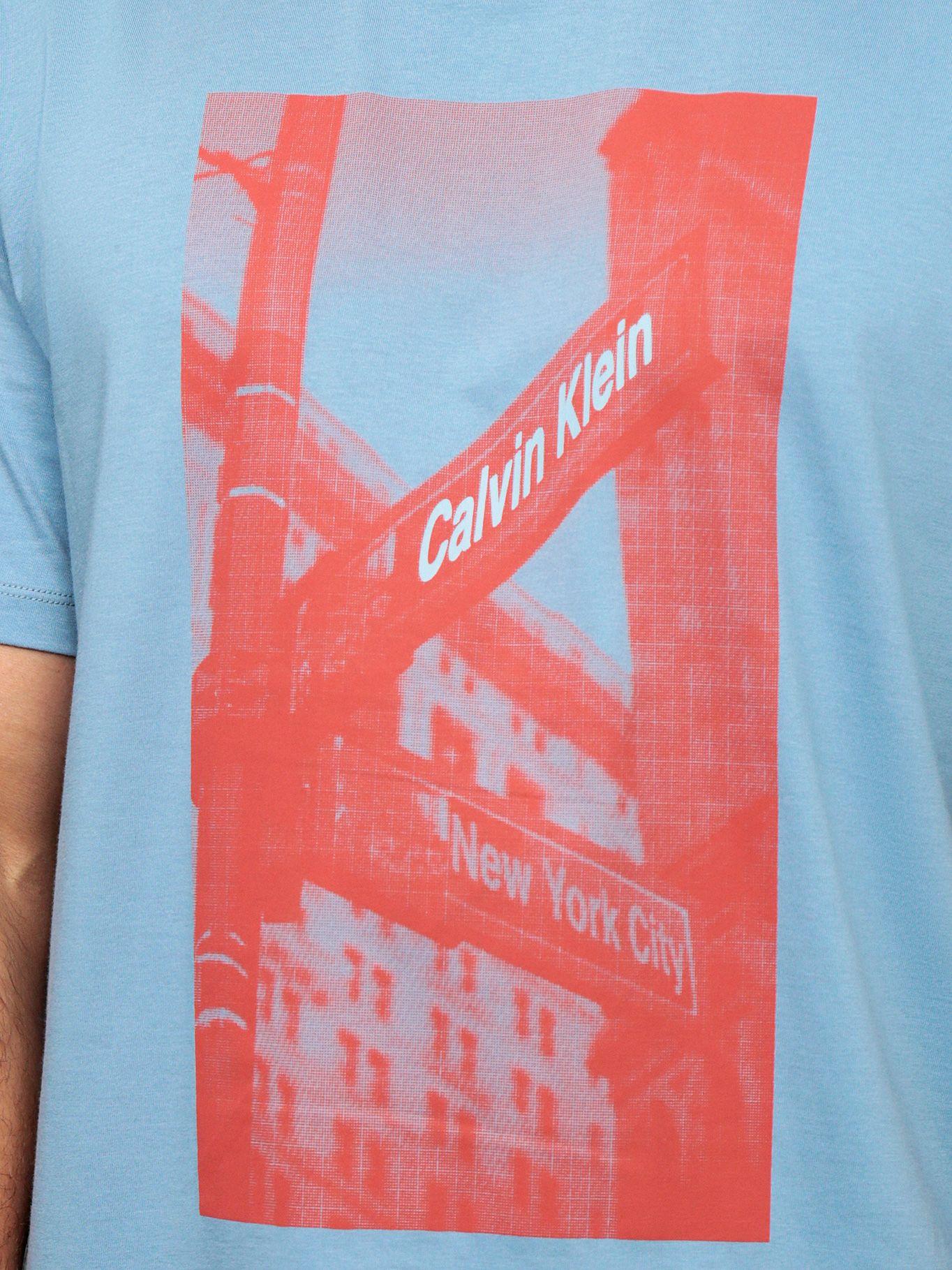Polera Street Sign Graphic Celeste Calvin Klein-4