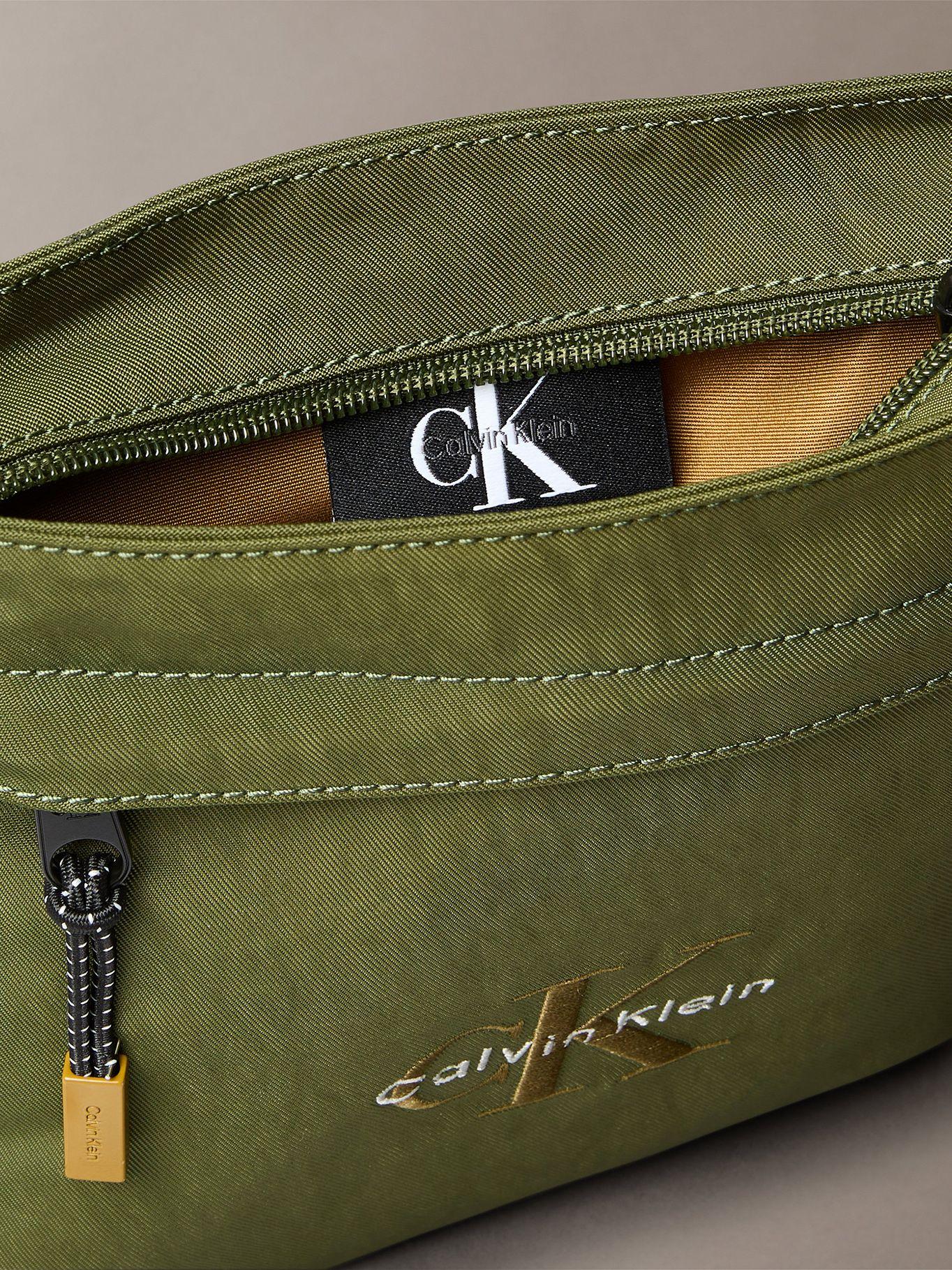 Bolso Plano de Nailon con Monograma Verde Calvin Klein-2