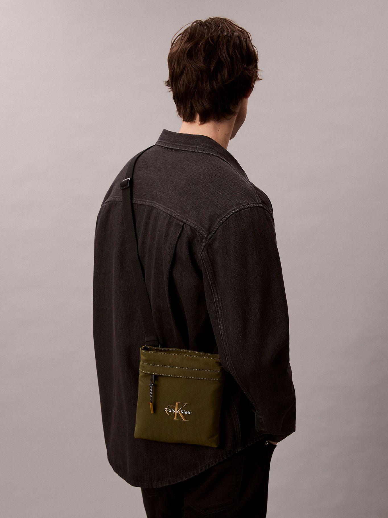 Bolso Plano de Nailon con Monograma Verde Calvin Klein-4