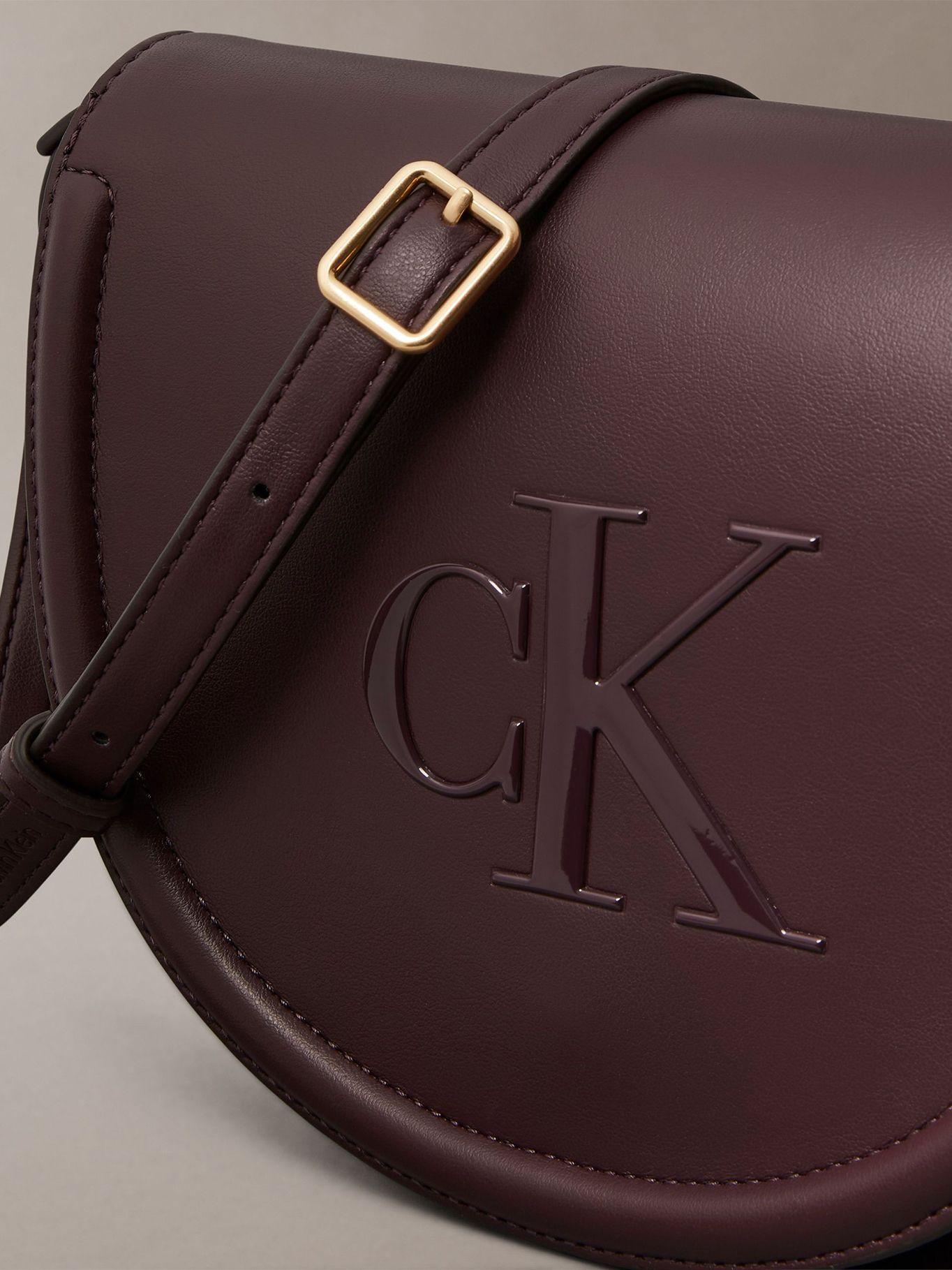 Cartera Saddle Monograma -Grabado Marrón Calvin Klein-4