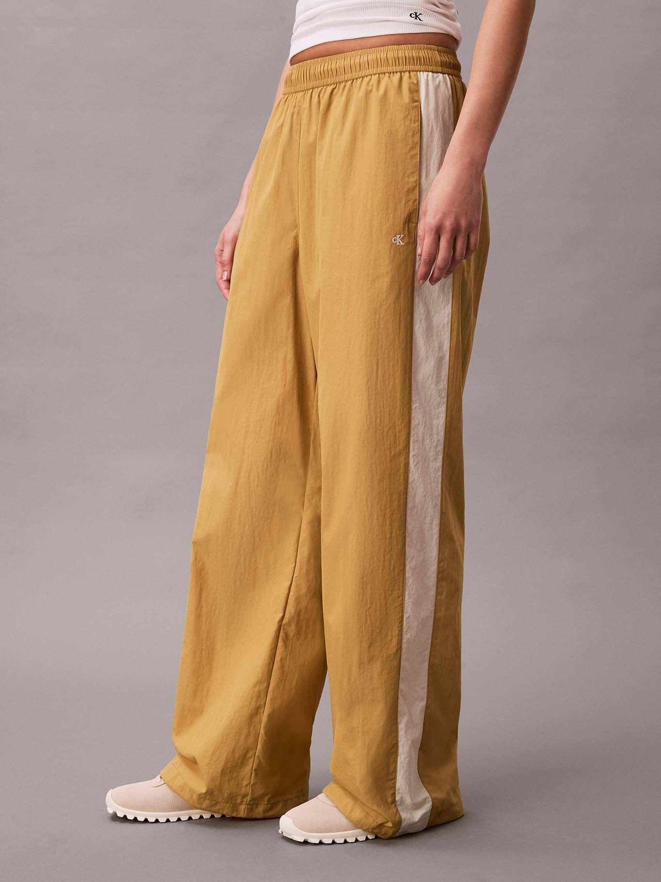 Pantalón Relaxed Nylon Track Mostaza Calvin Klein-1