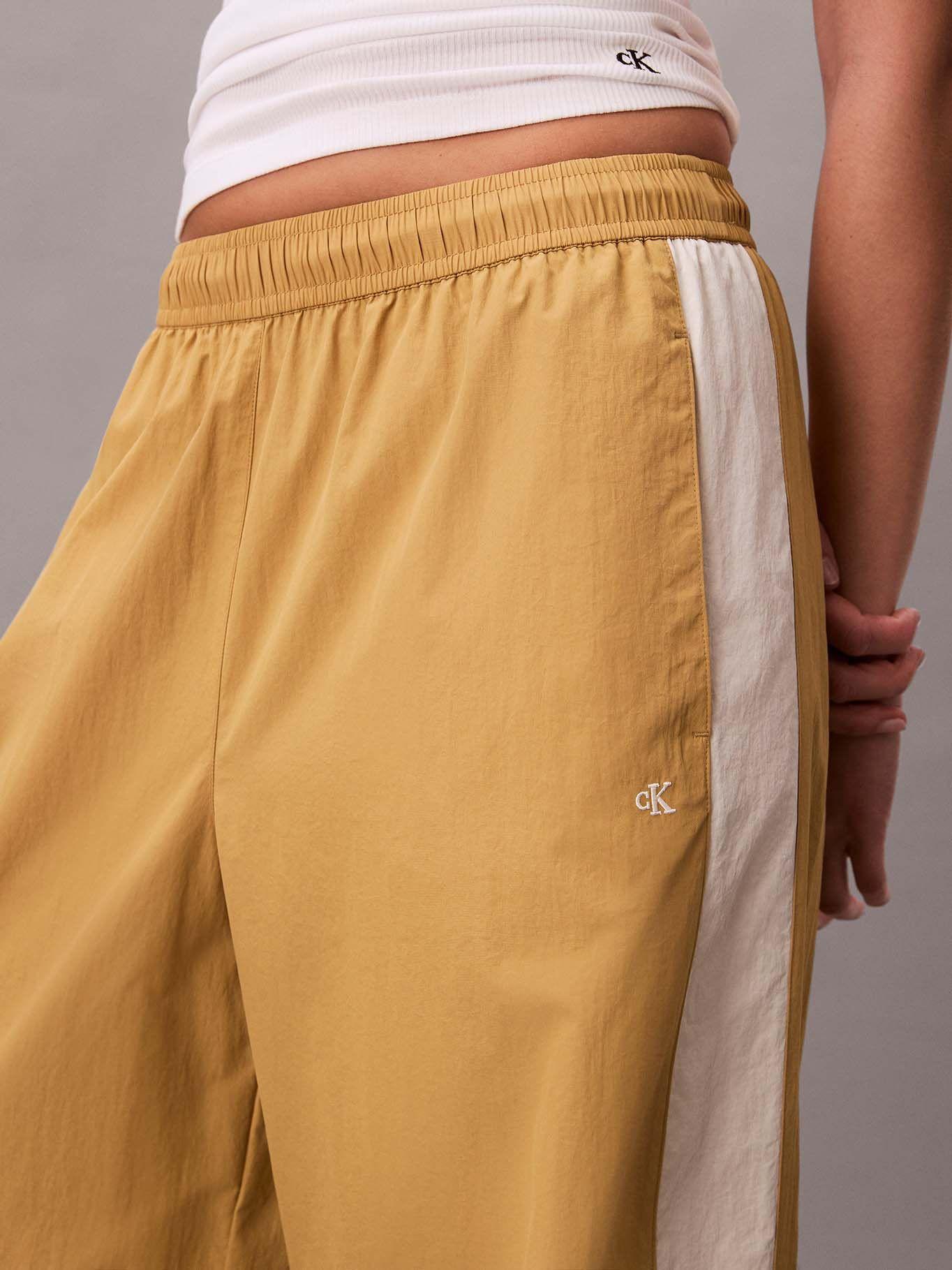 Pantalón Relaxed Nylon Track Mostaza Calvin Klein-5