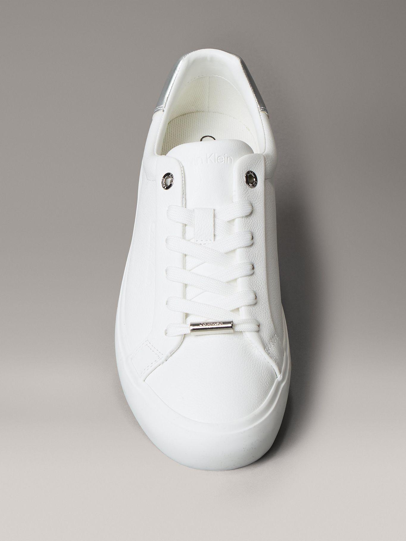 Zapatilla Cuero y Detalle Metálico Blanco Calvin Klein-2