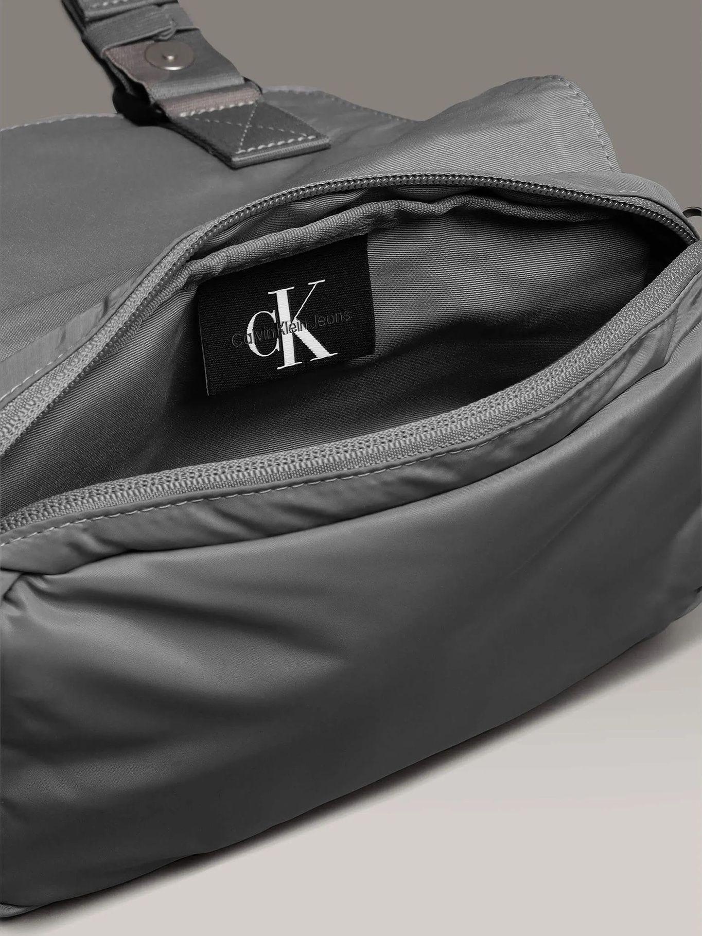 Bolso Crossbody Over Webbing Gris Calvin Klein-2