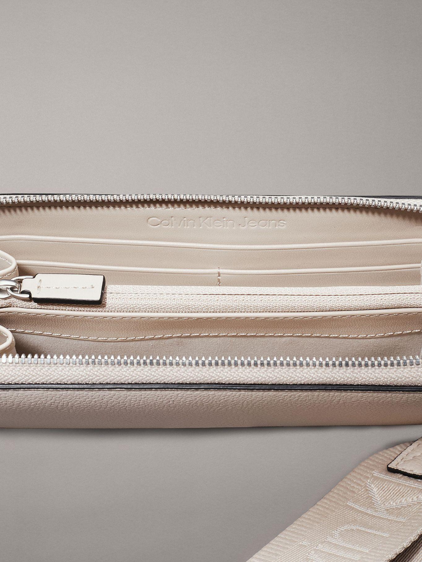 Billetera Over Webbing Beige Calvin Klein-2