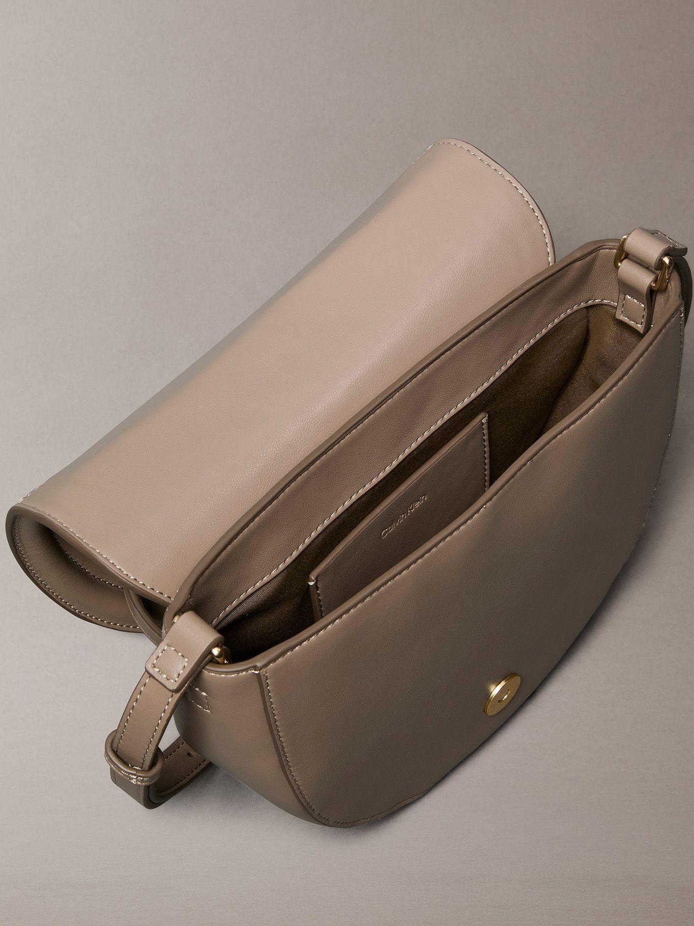 Cartera Saddle con Monograma Grabado Beige Calvin Klein-2