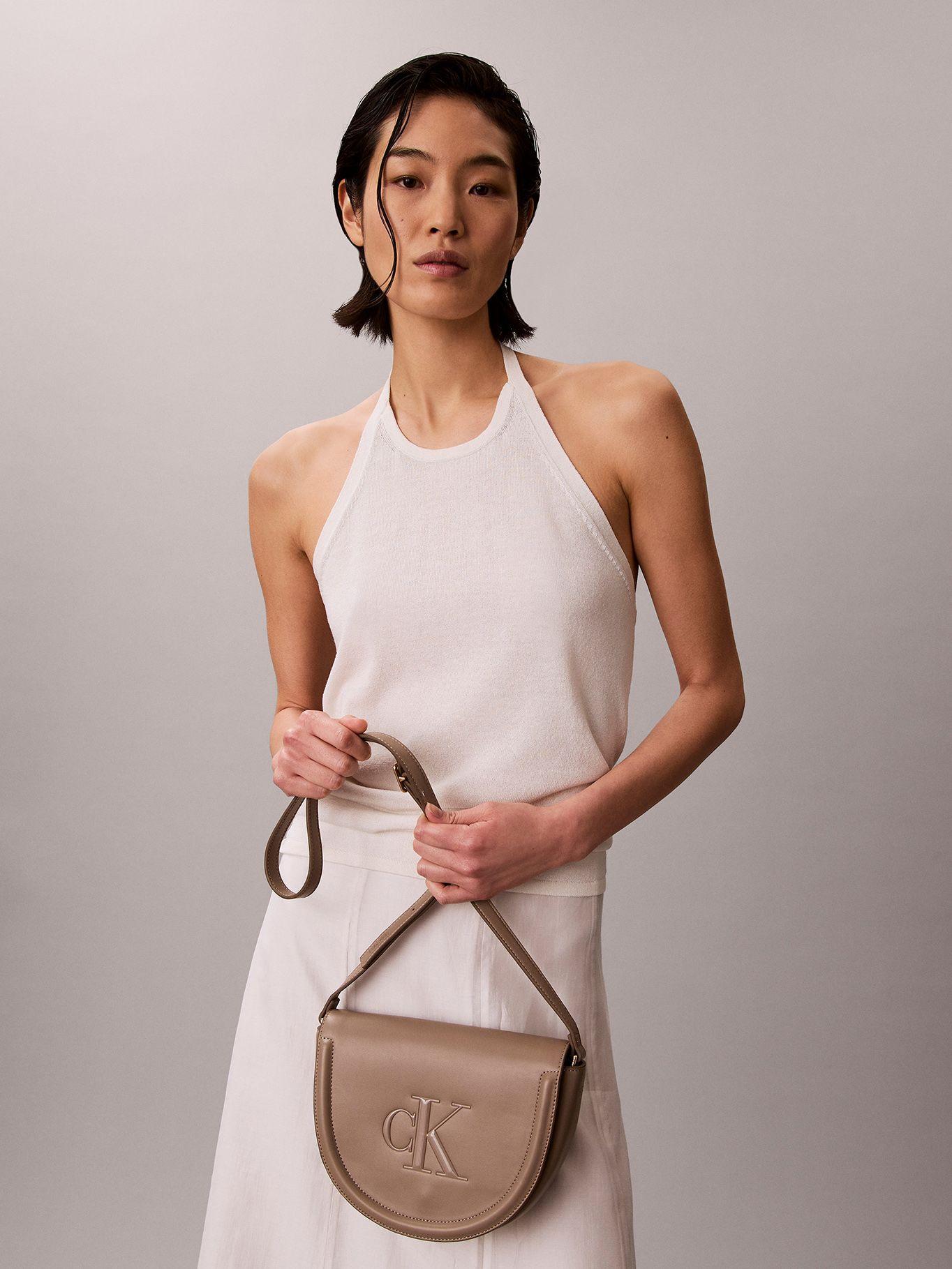 Cartera Saddle con Monograma Grabado Beige Calvin Klein-4