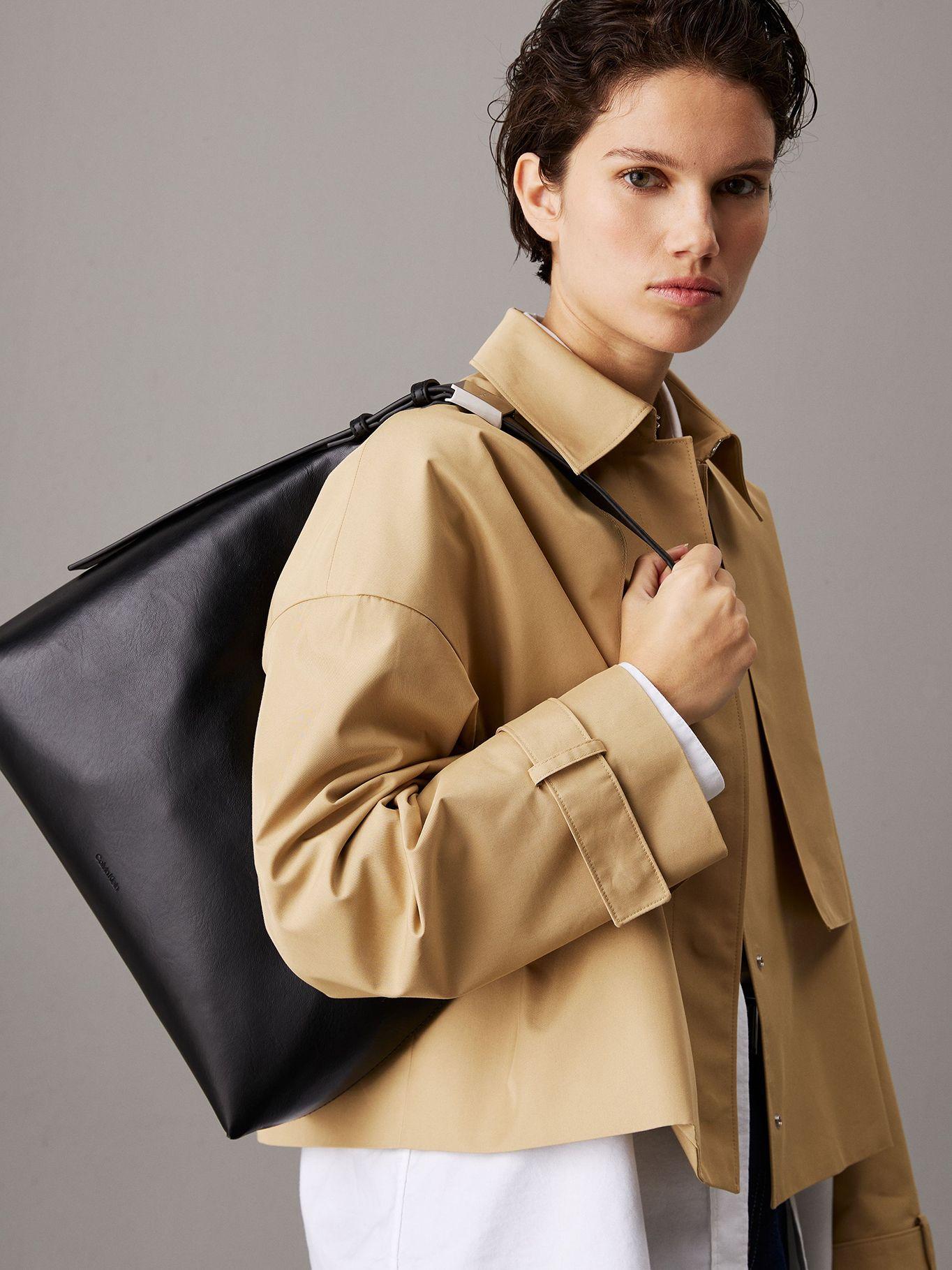 Cartera Hobo Hardware Strap Negro Calvin Klein-5