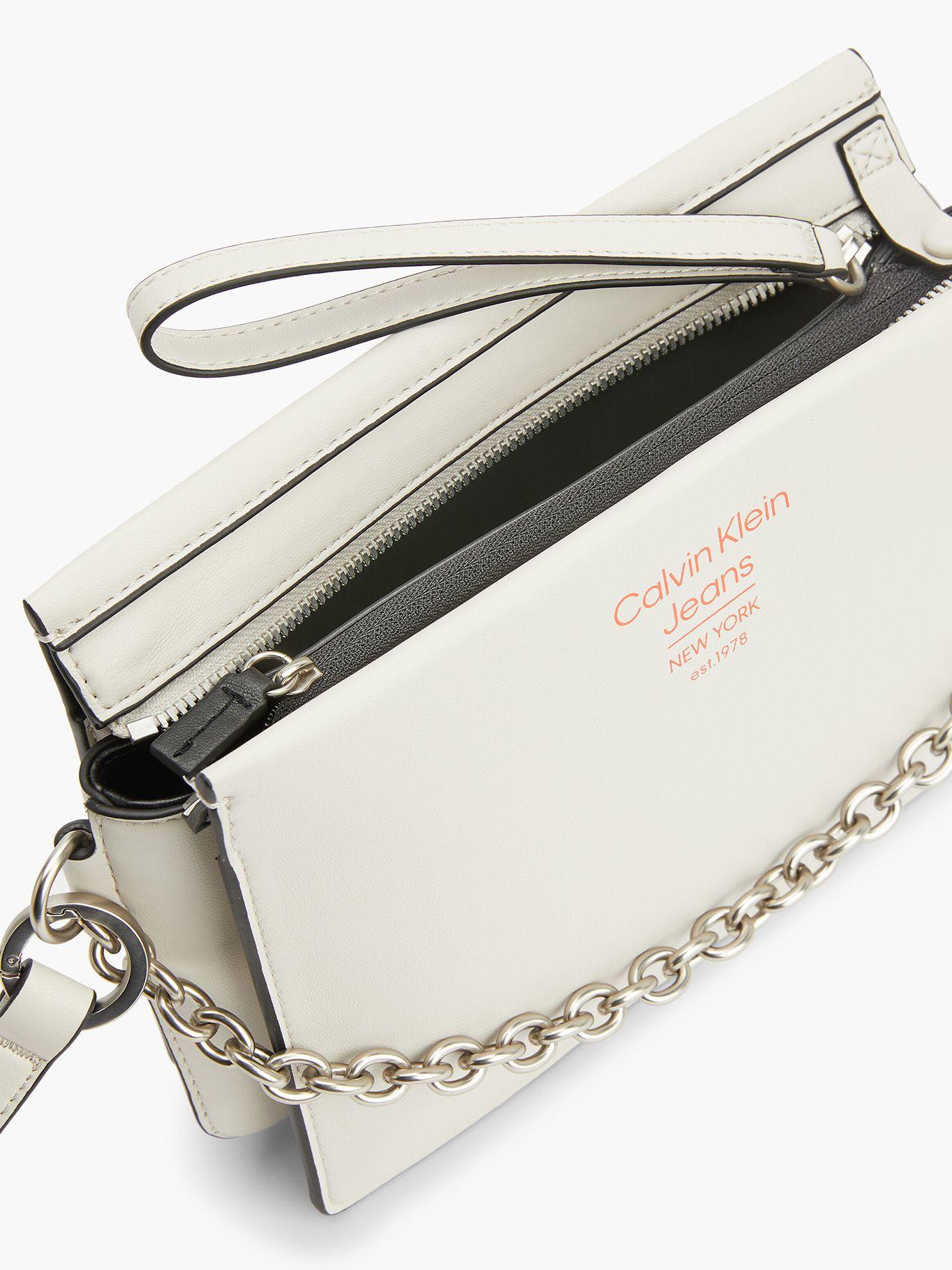 Cartera Sculpted Pouch Beige Calvin Klein-2