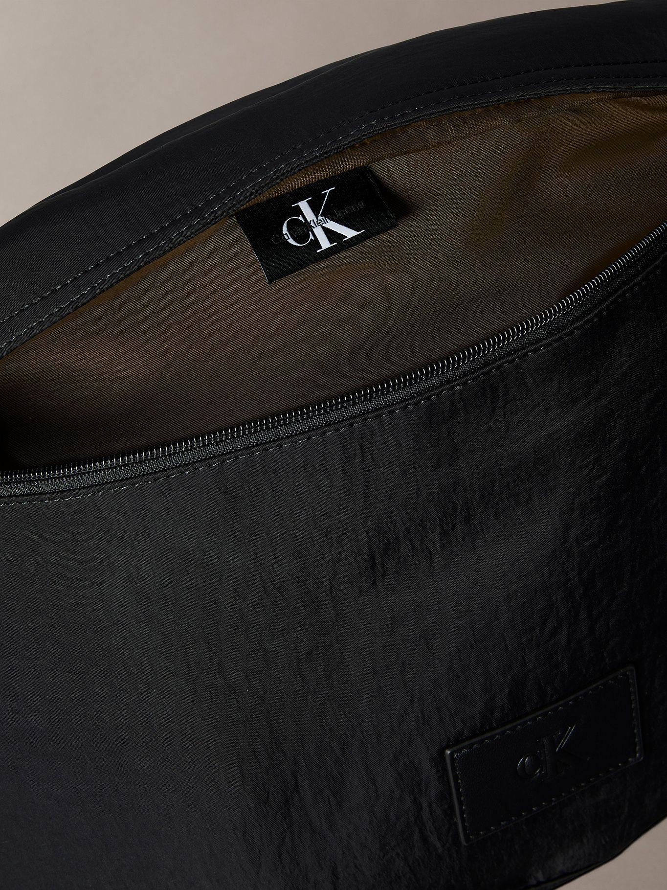 Banano Metro Nylon Oversized Negro Calvin Klein-2