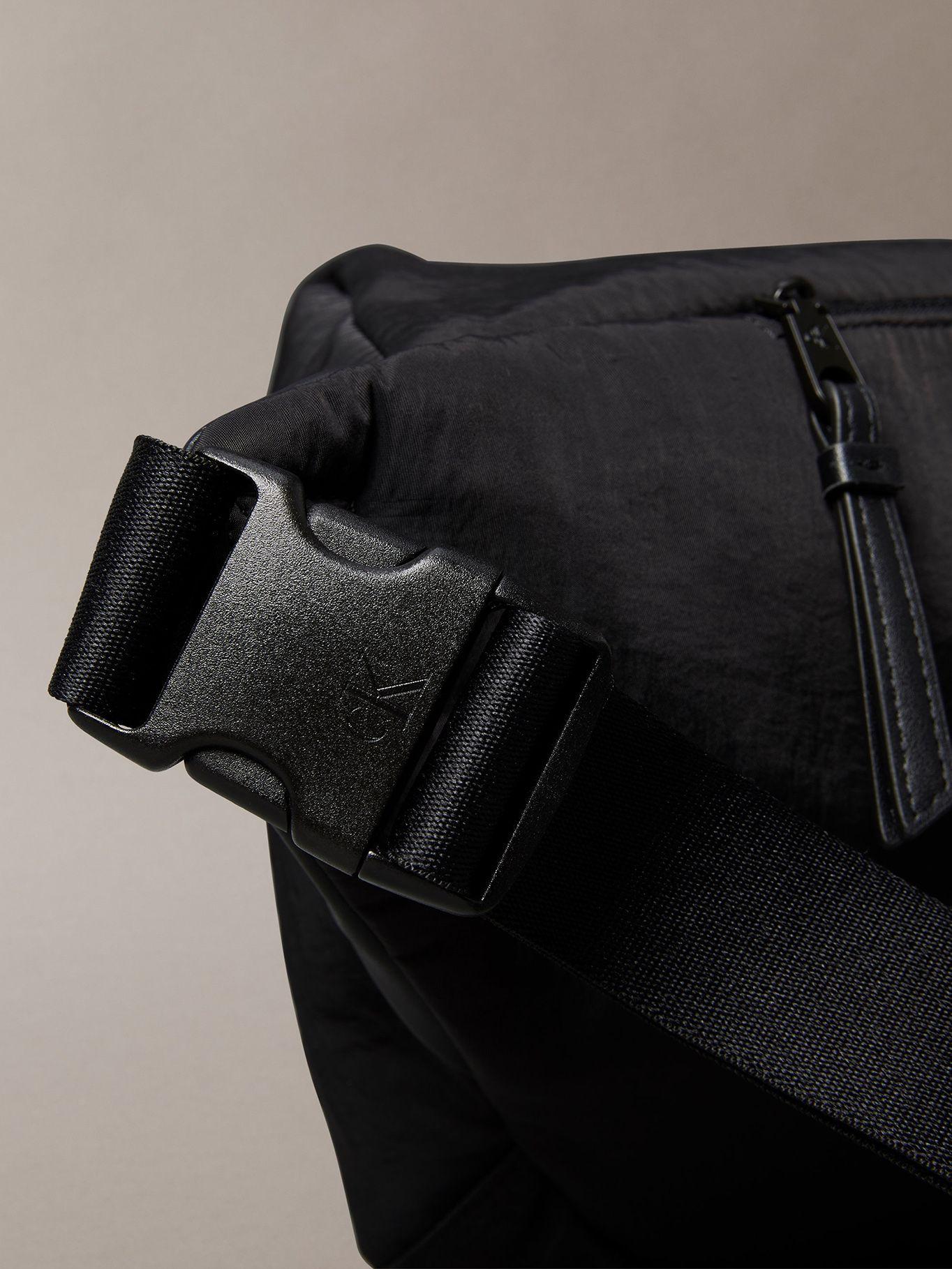 Banano Metro Nylon Oversized Negro Calvin Klein-3