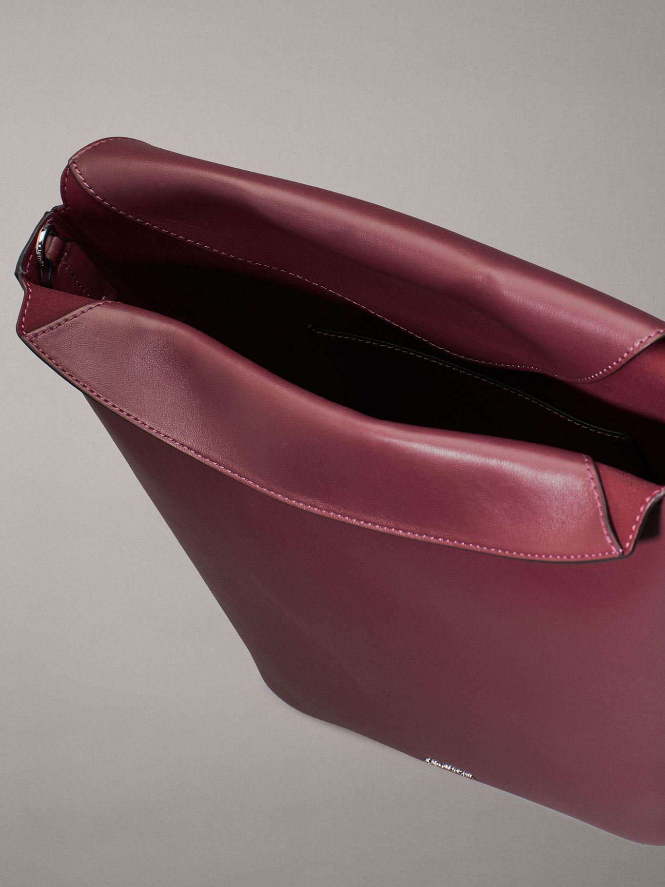 Cartera Bucket Soft Sculpt Burdeo Calvin Klein-2