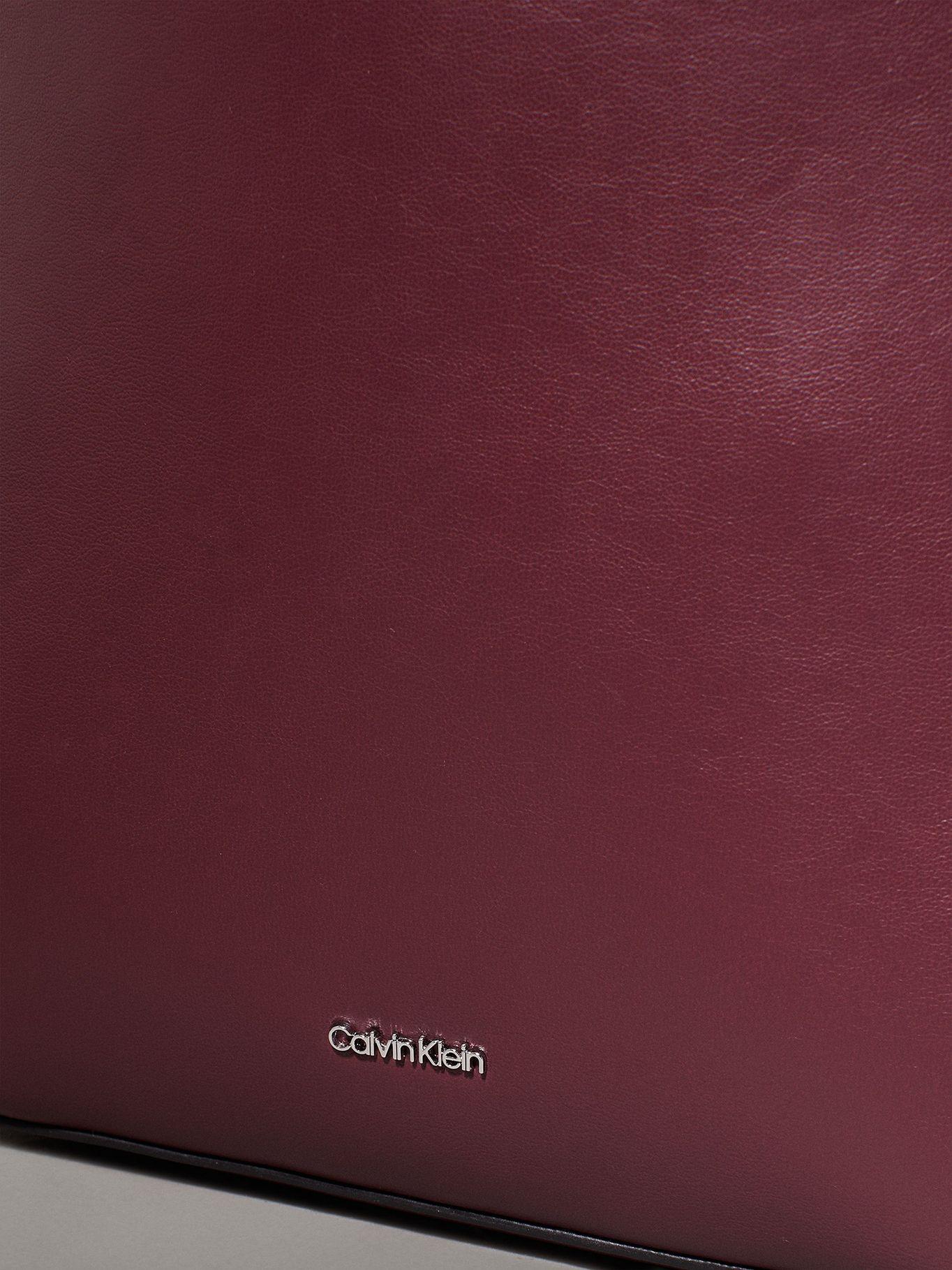 Cartera Bucket Soft Sculpt Burdeo Calvin Klein-3